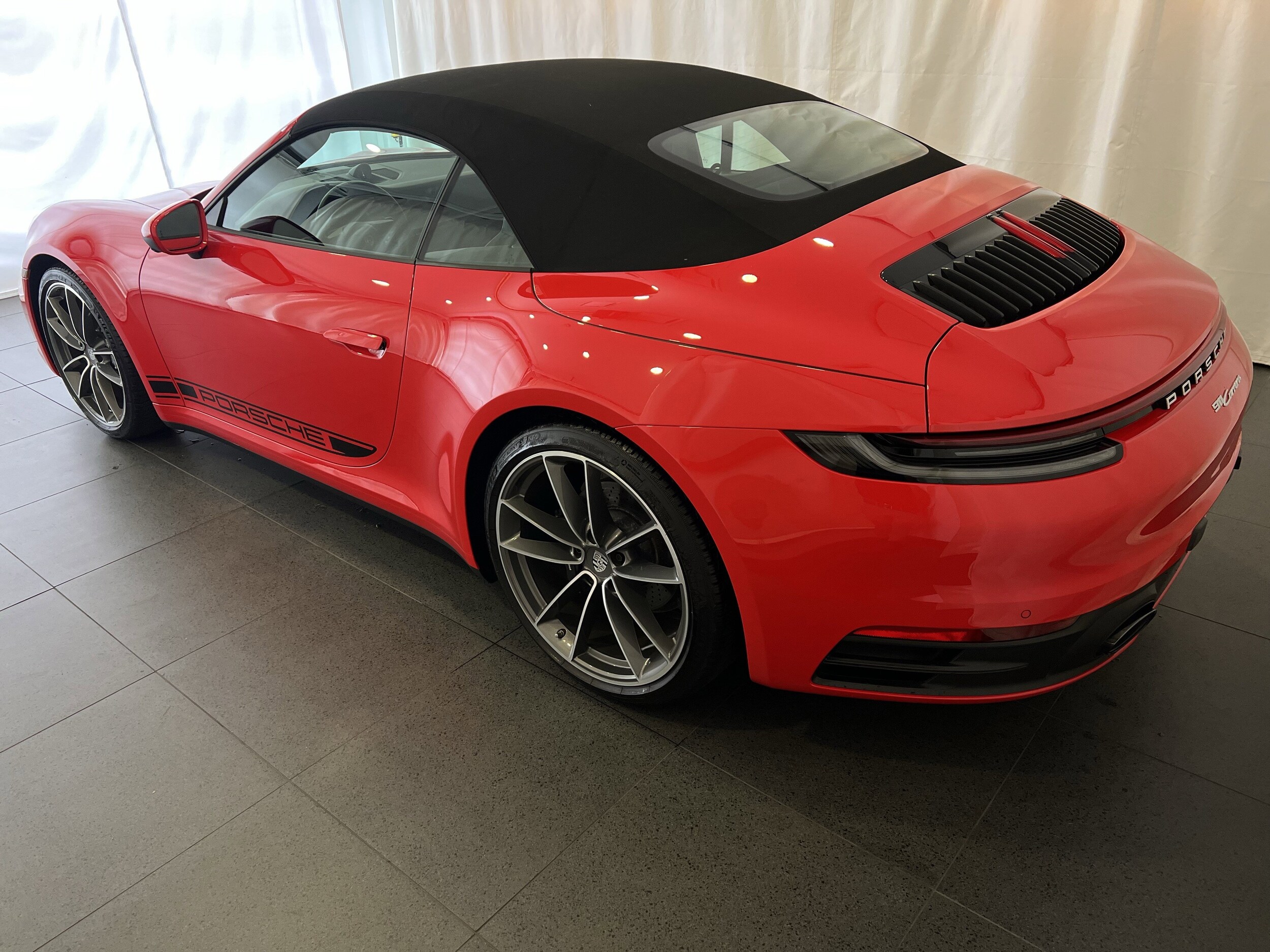 2024 Porsche 911 4 Cabriolet photo 3