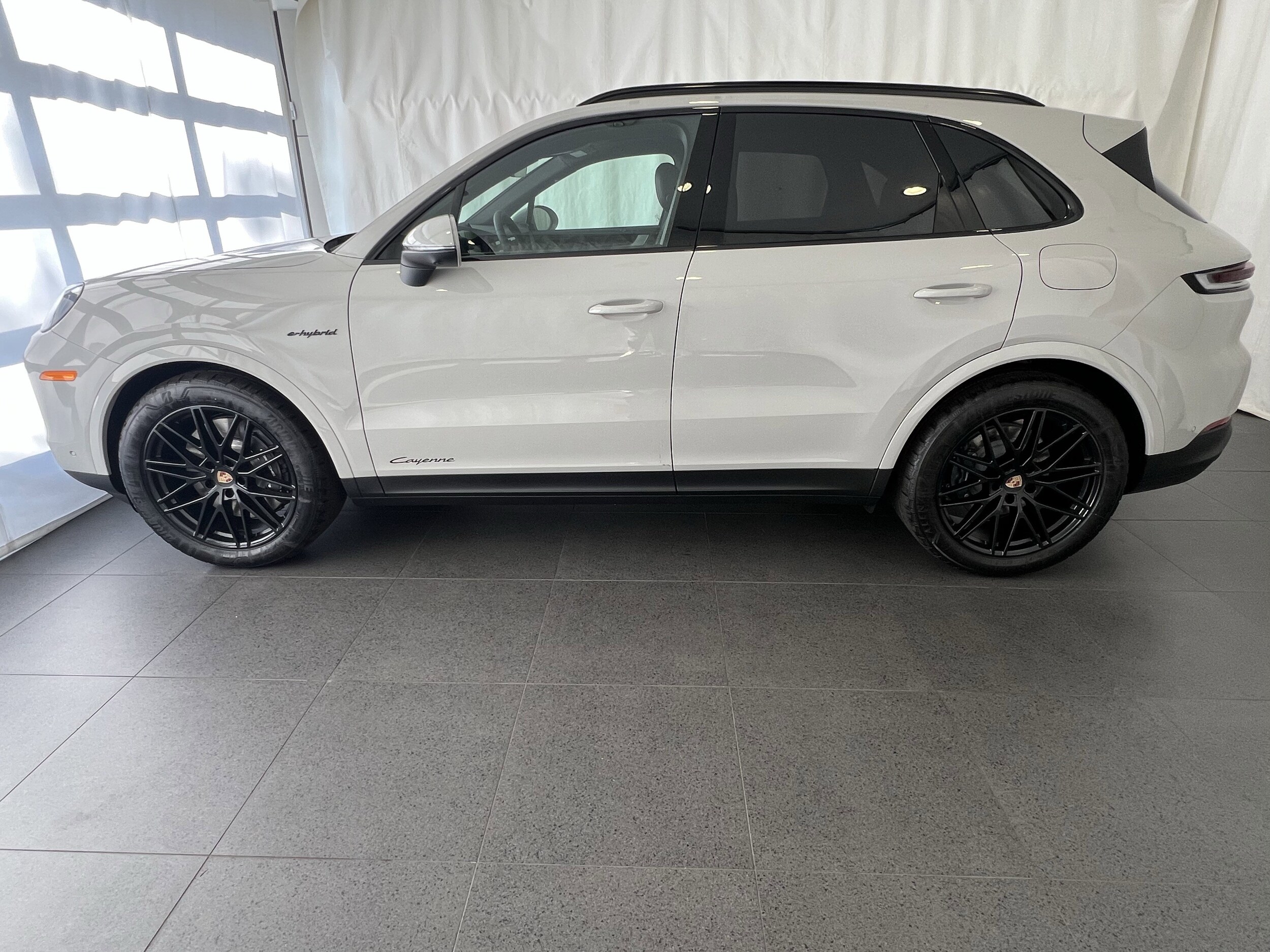 2026 Porsche Cayenne E-Hybrid photo 2
