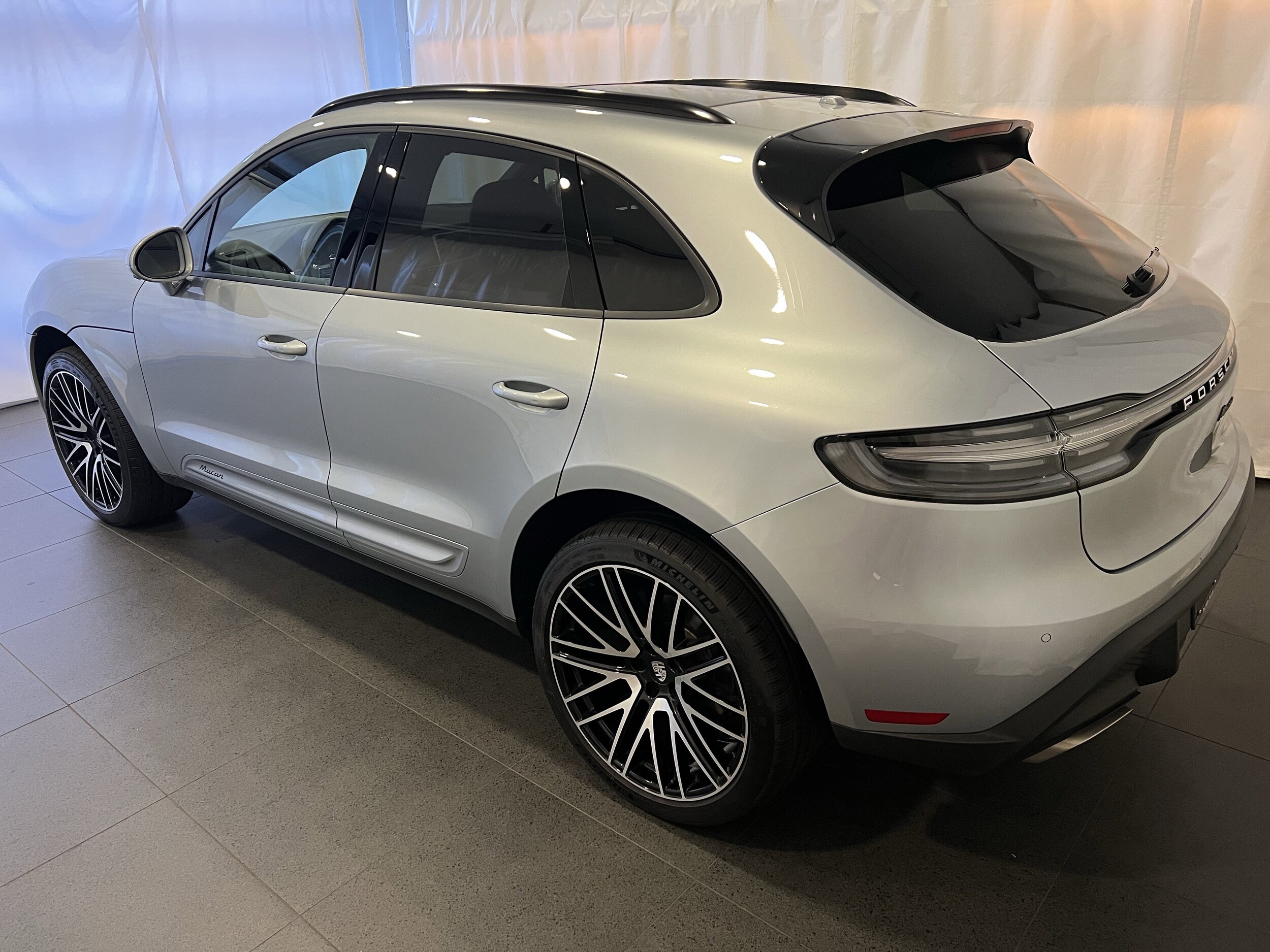 2025 Porsche Macan photo 2