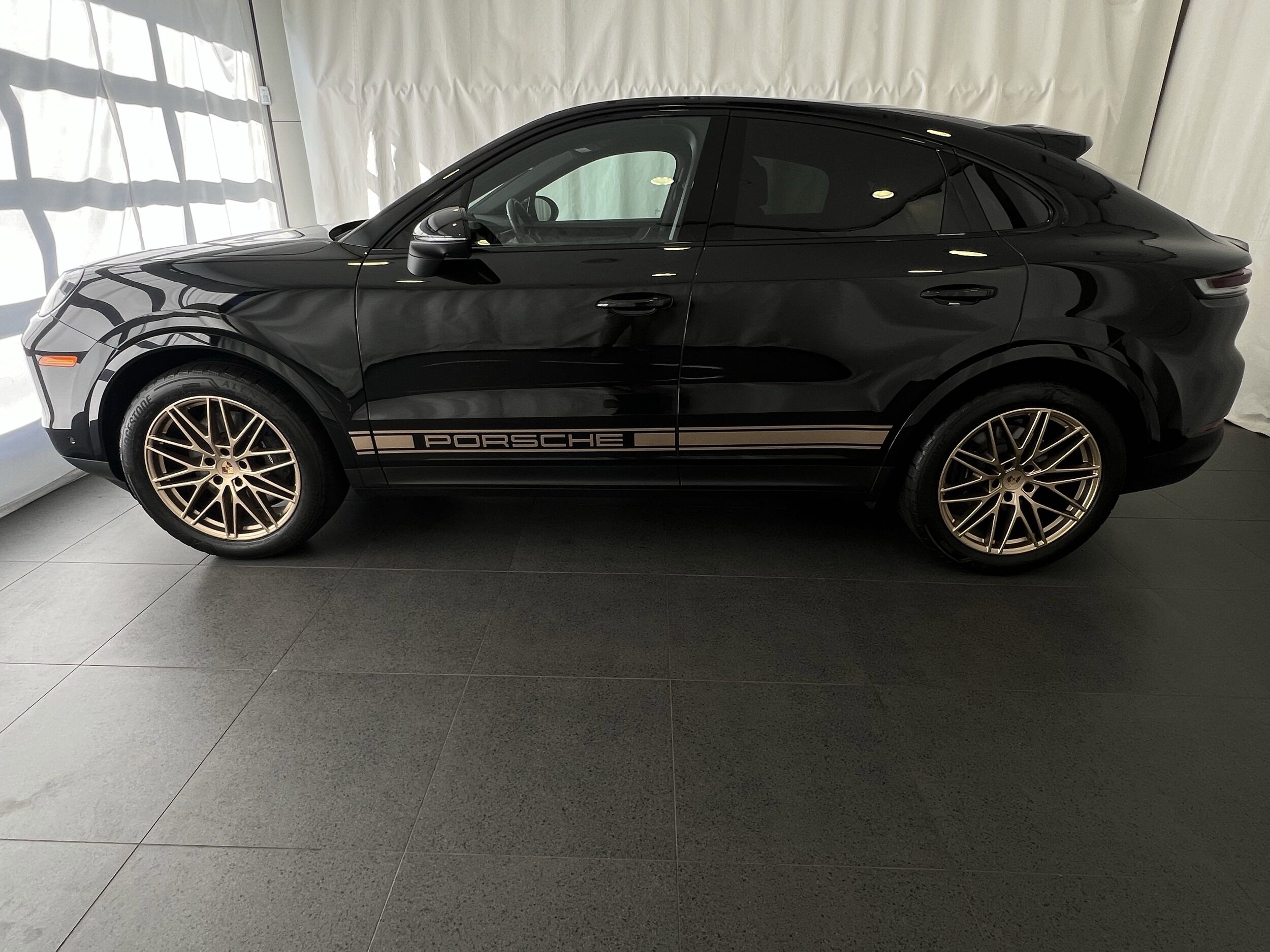 2025 Porsche Cayenne Coupe photo 2
