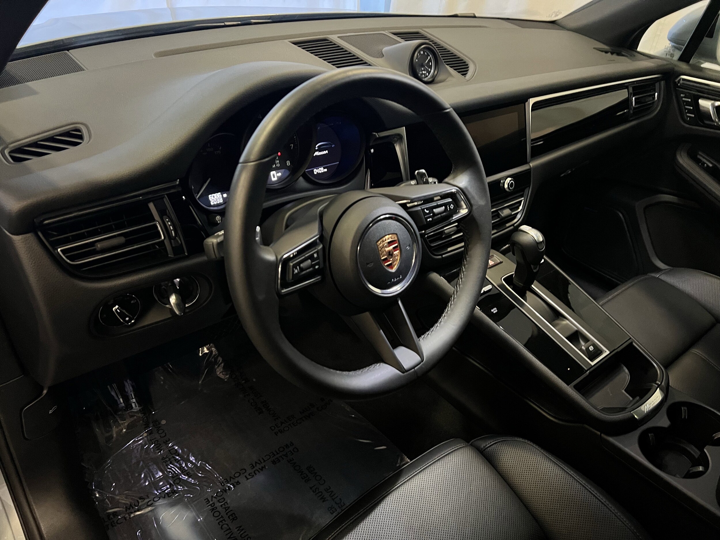 2025 Porsche Macan photo 3