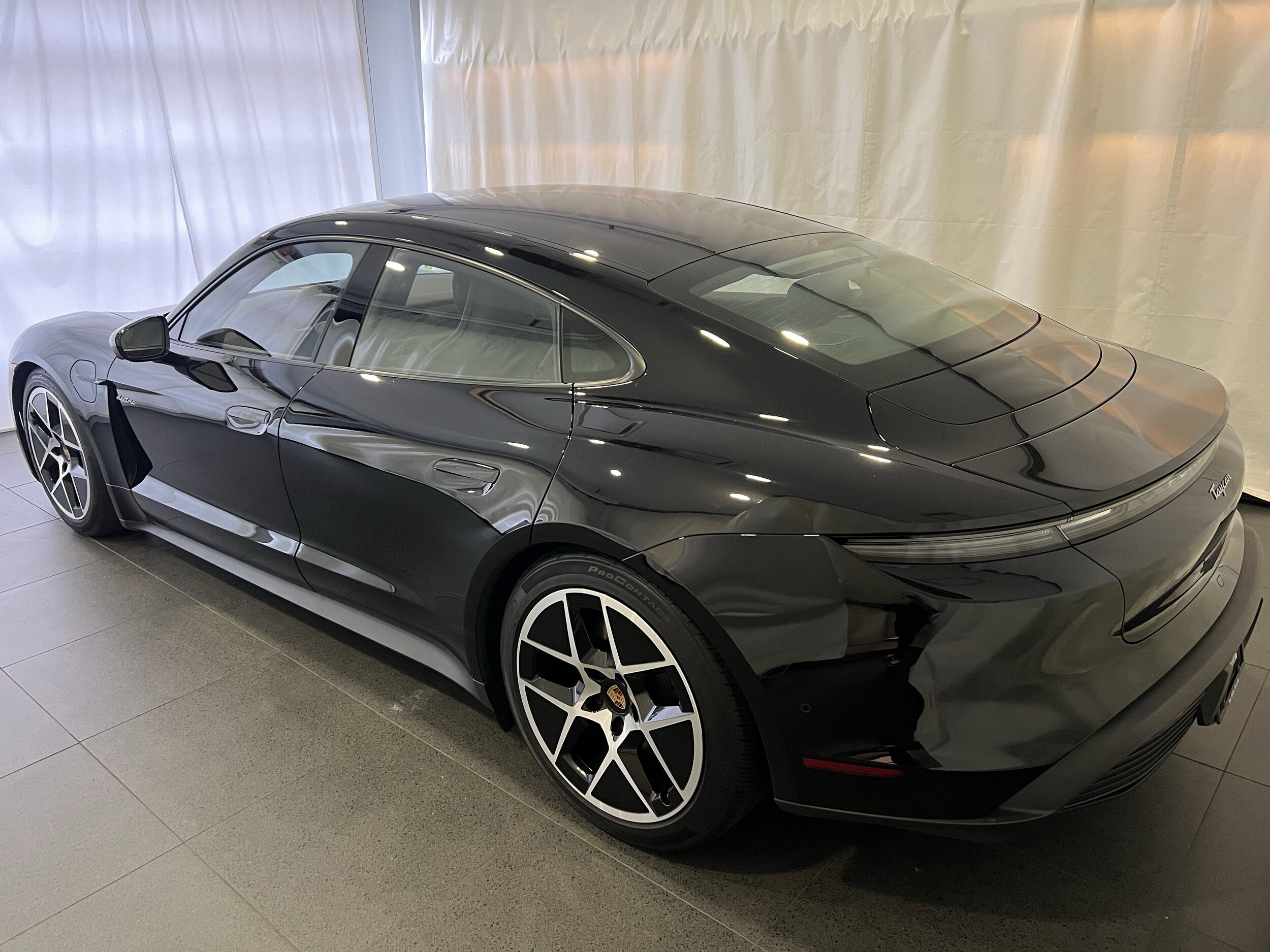 2025 Porsche Taycan photo 3