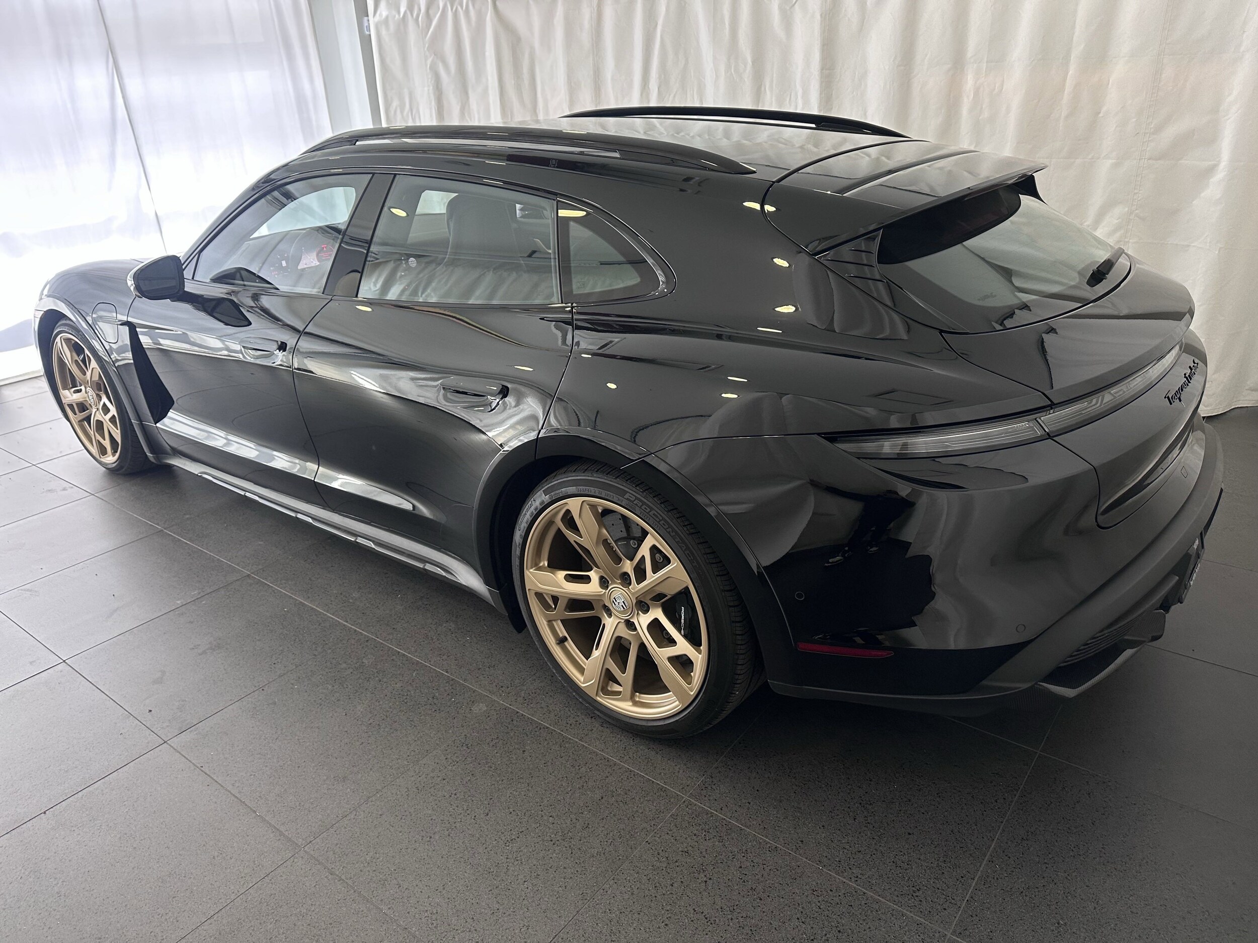 2024 Porsche Taycan Cross Turismo Turbo photo 3
