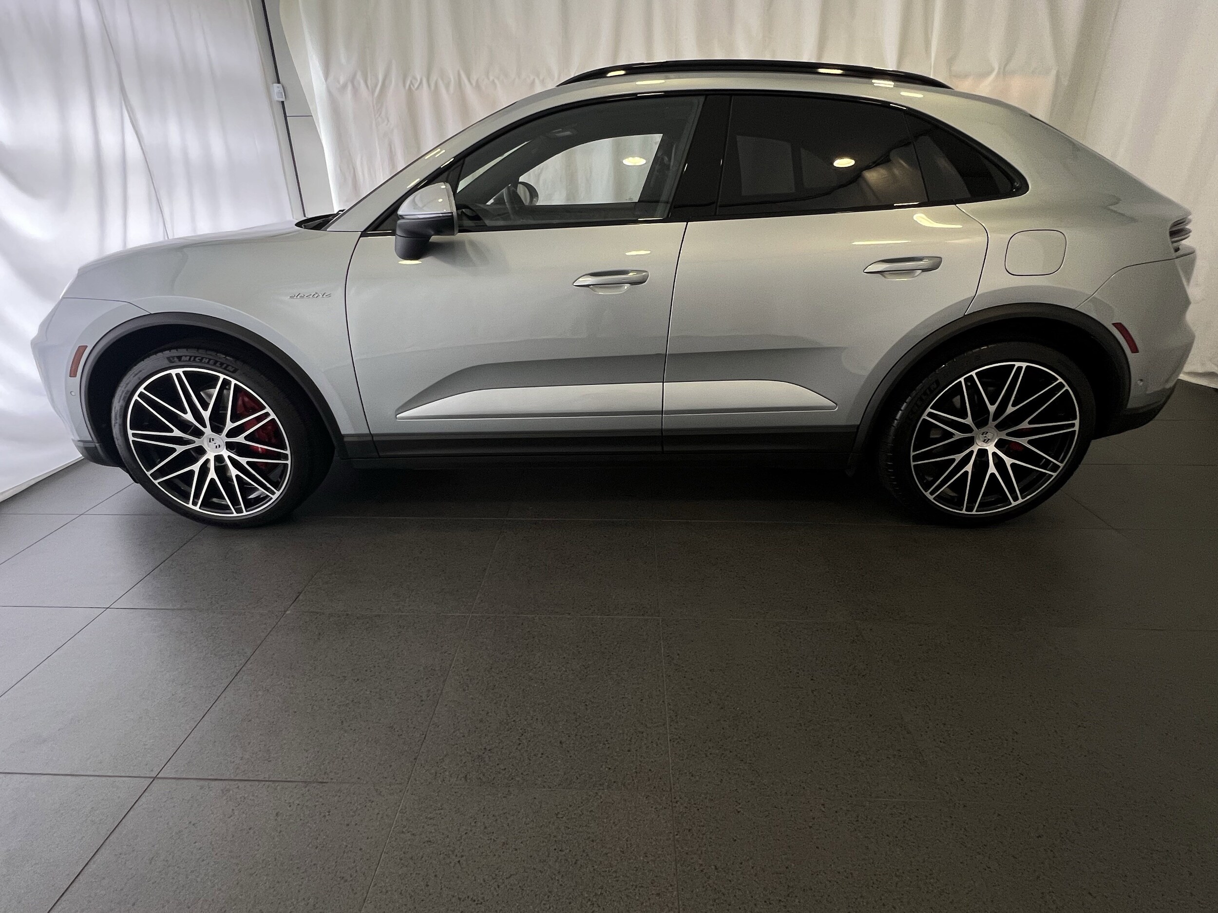 2025 Porsche Macan Electric photo 2
