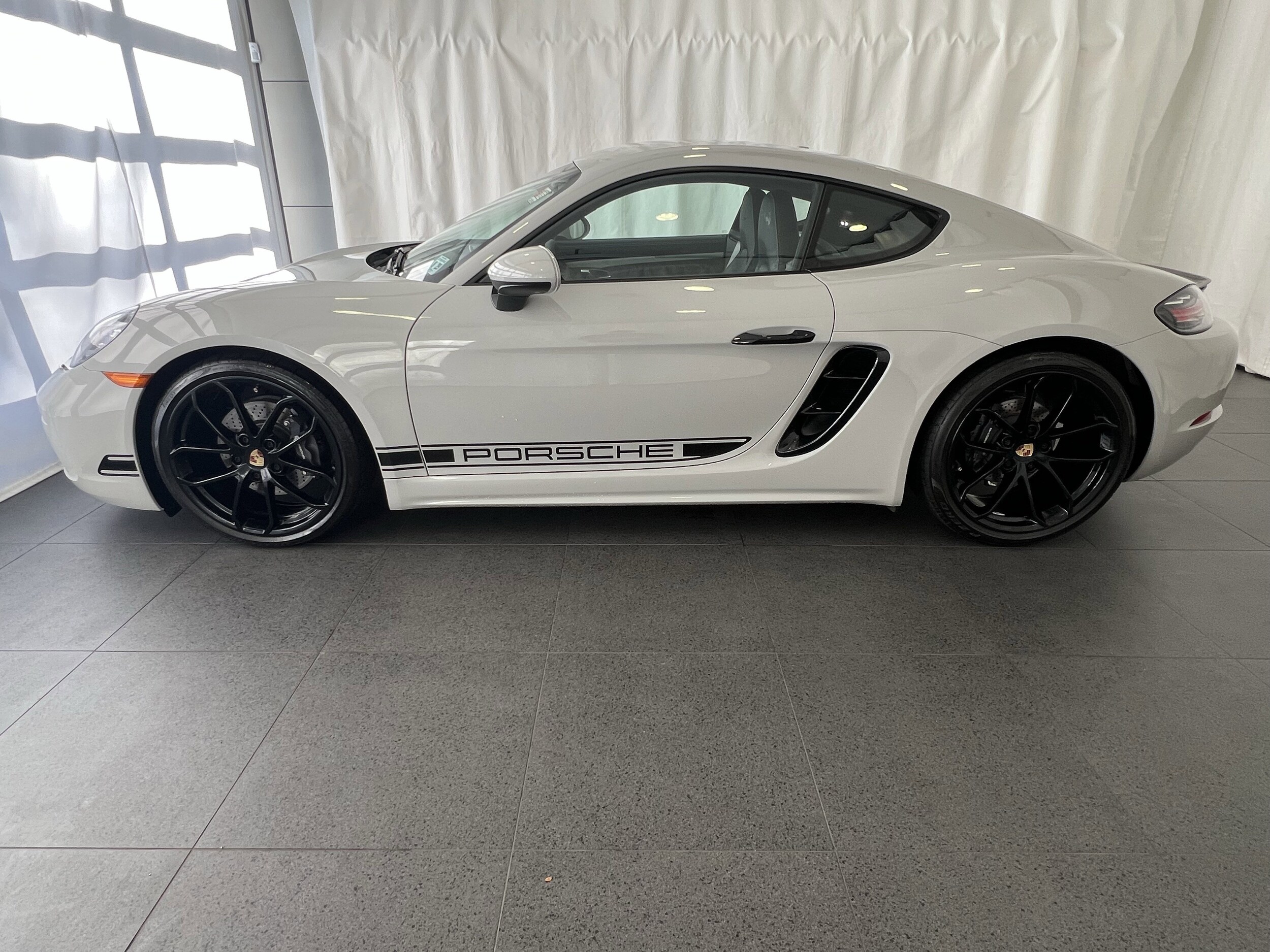 2024 Porsche Cayman photo 2