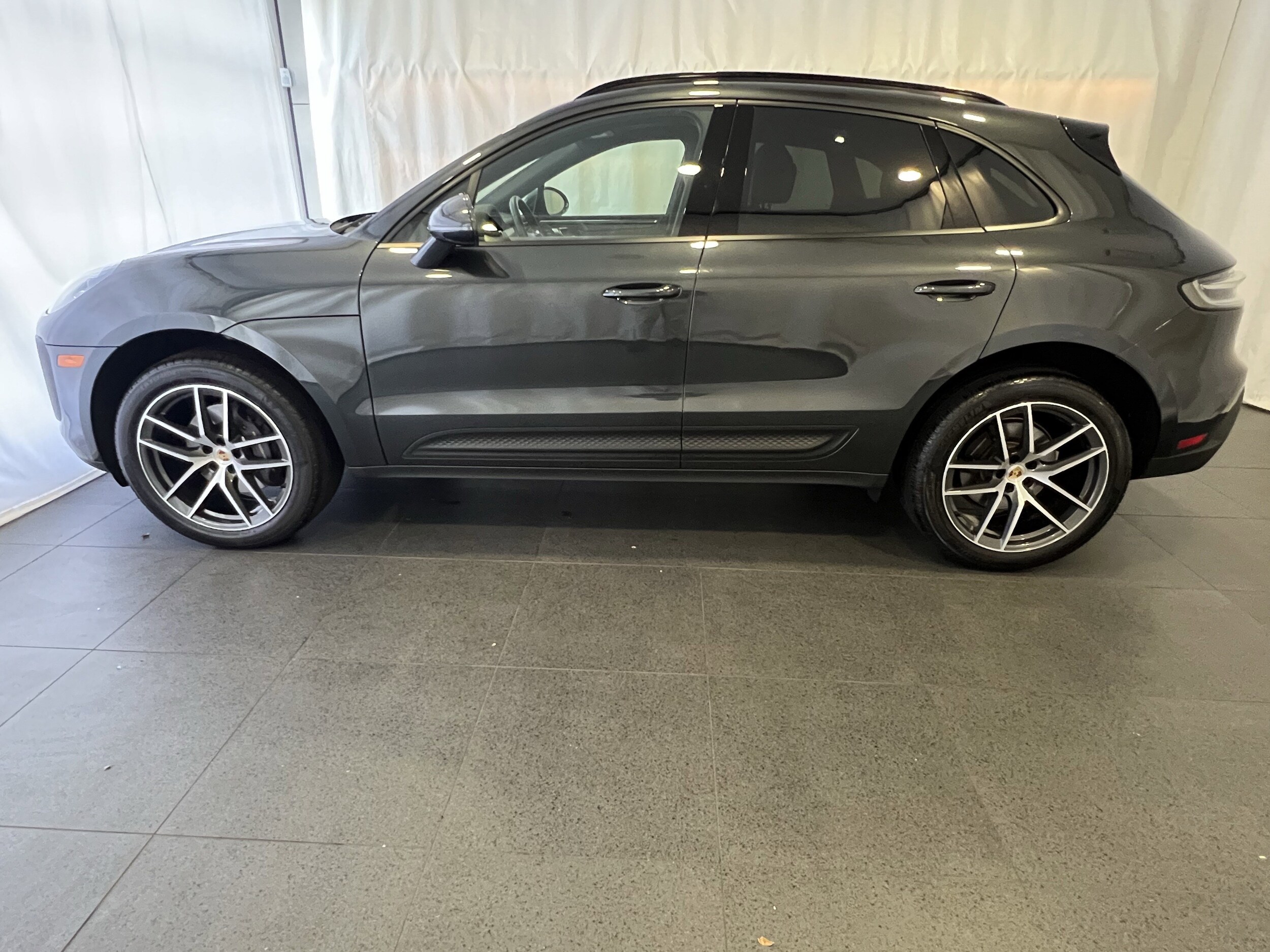 2024 Porsche Macan T photo 2