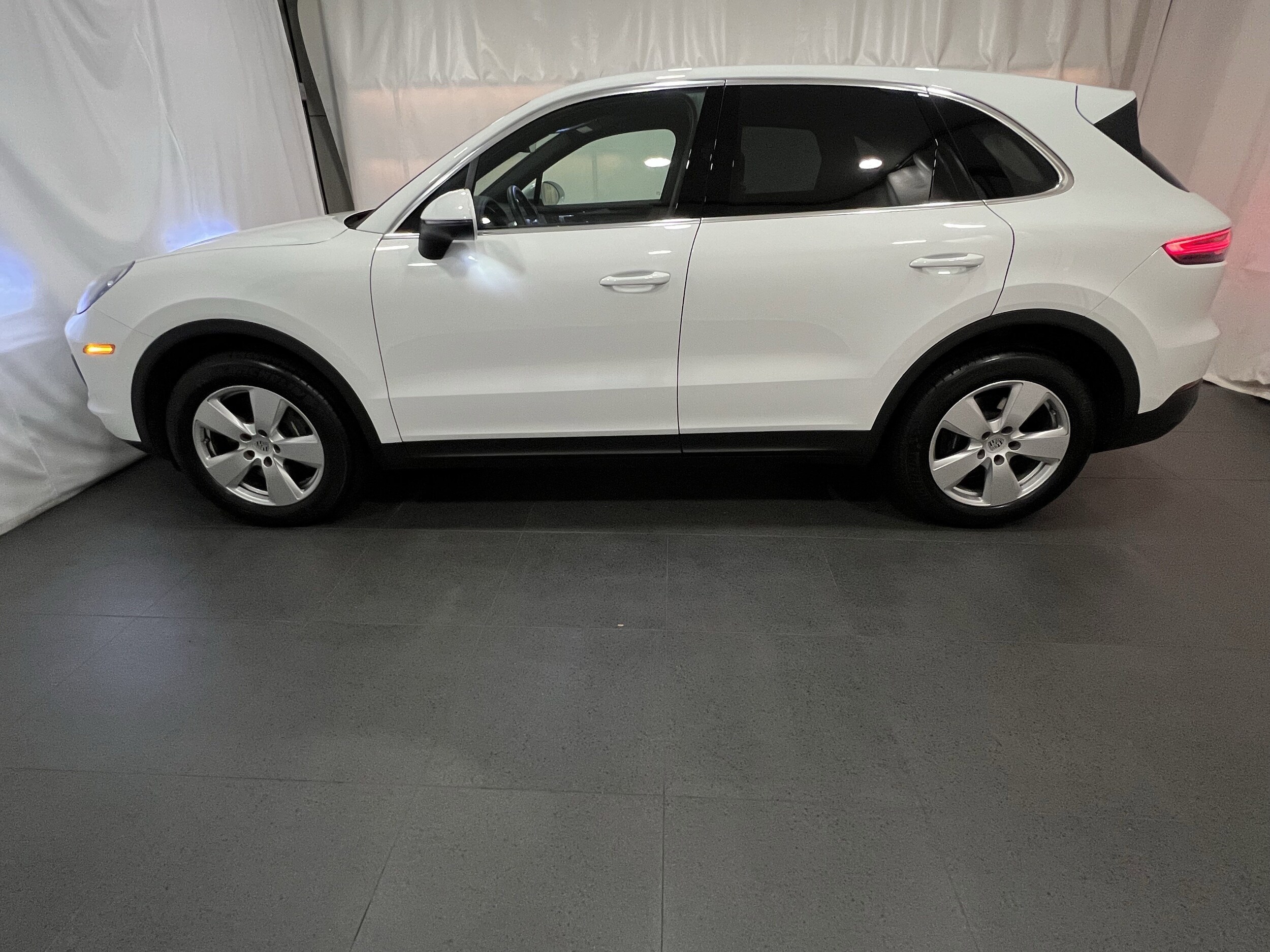 2022 Porsche Cayenne Base photo 2