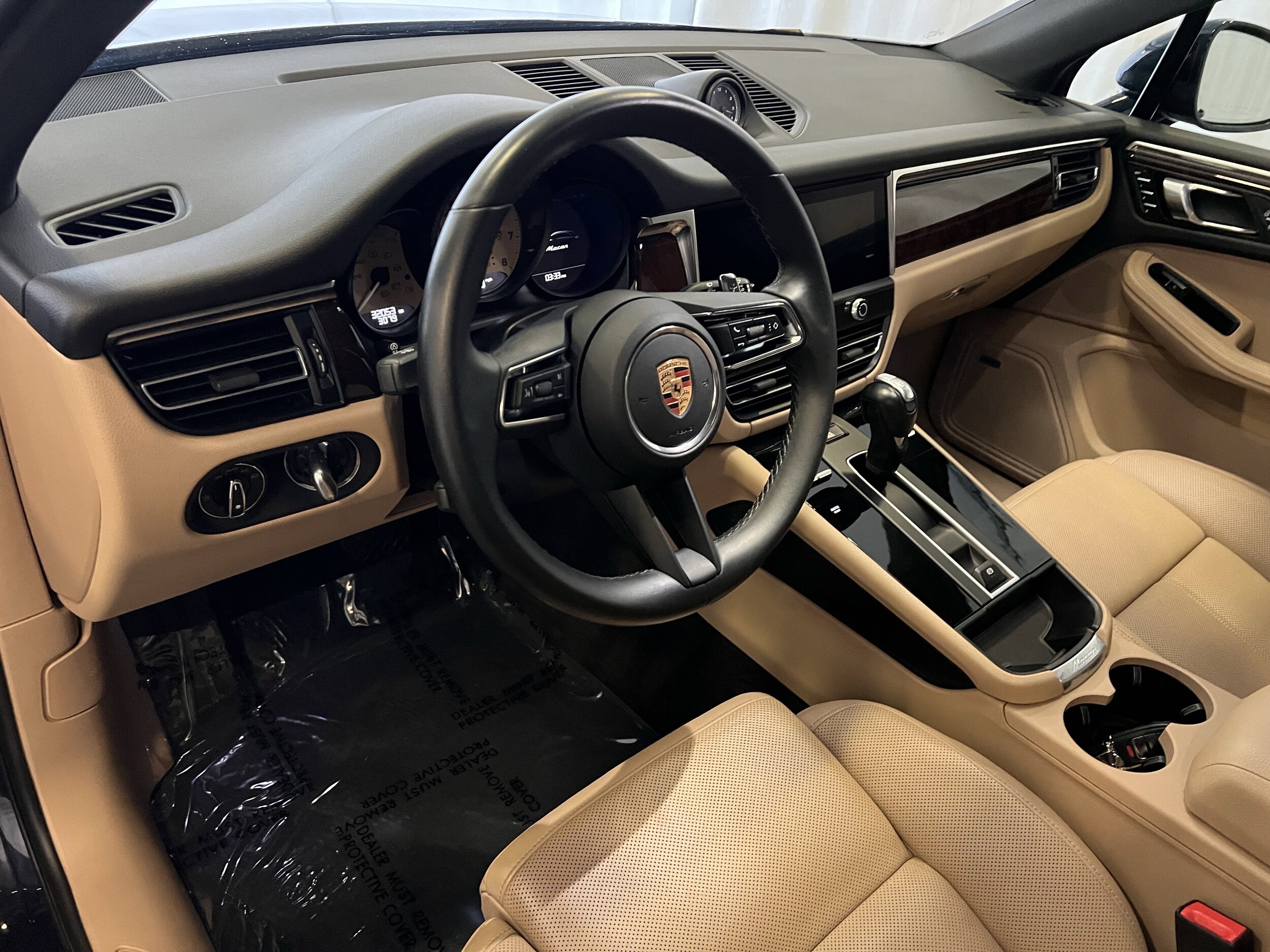 2023 Porsche Macan T photo 3