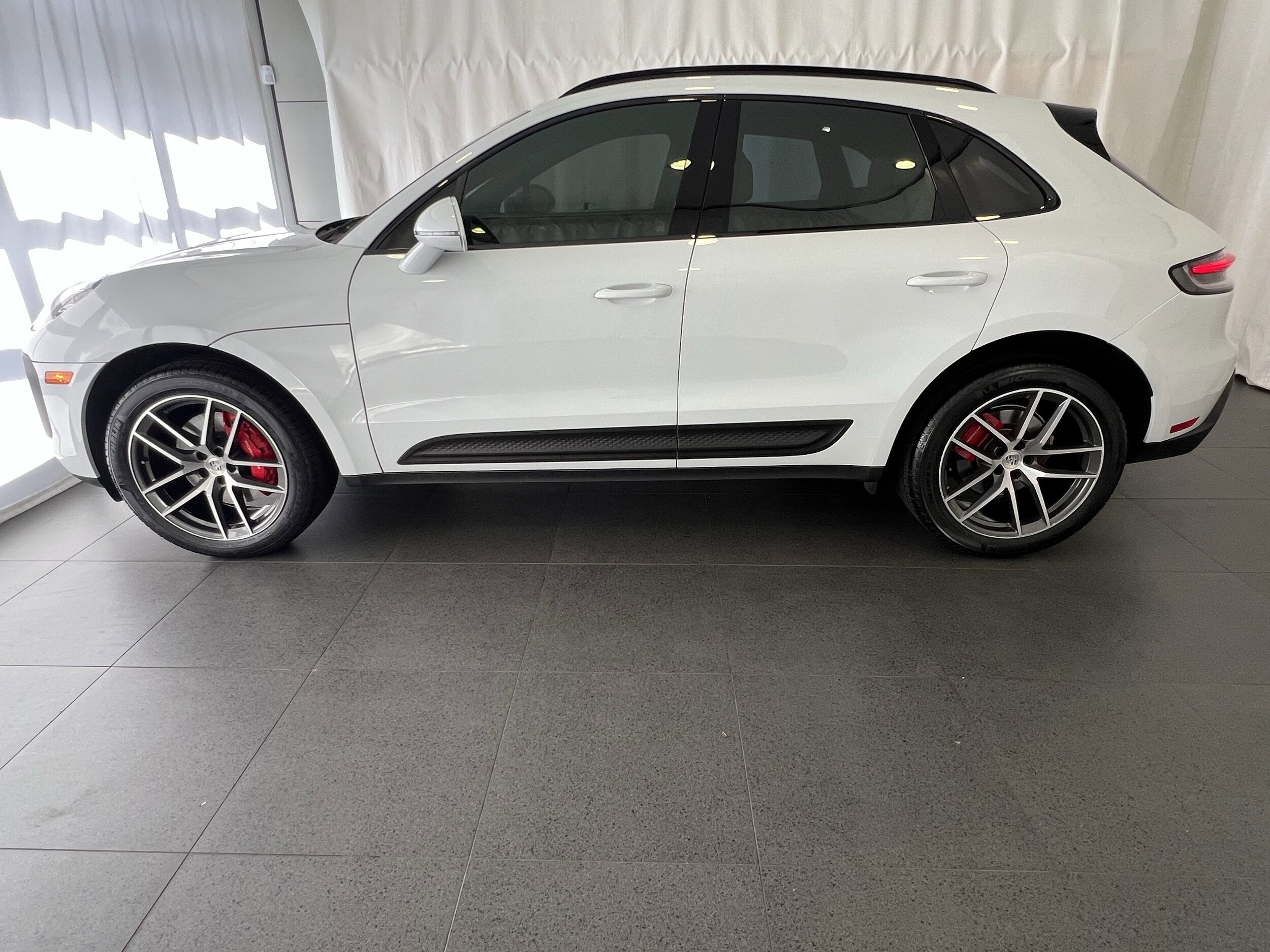 2022 Porsche Macan S photo 2