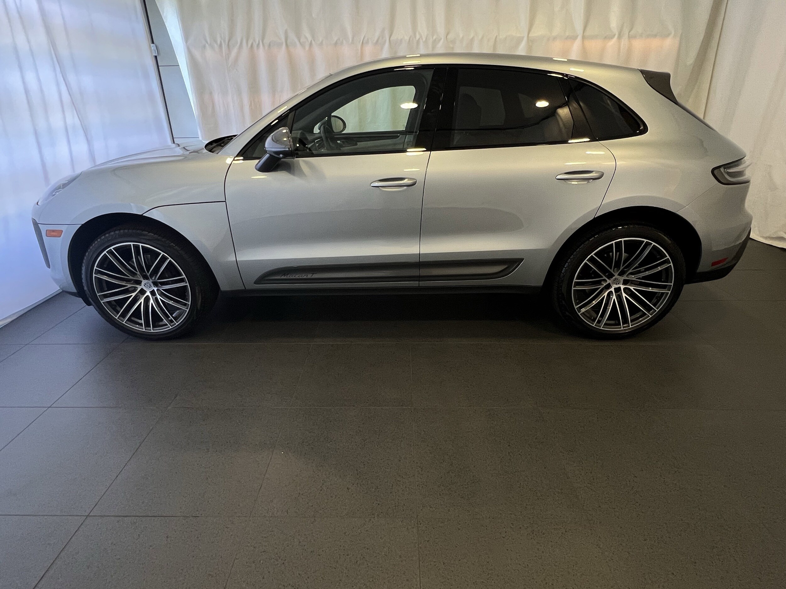 2025 Porsche Macan T photo 2