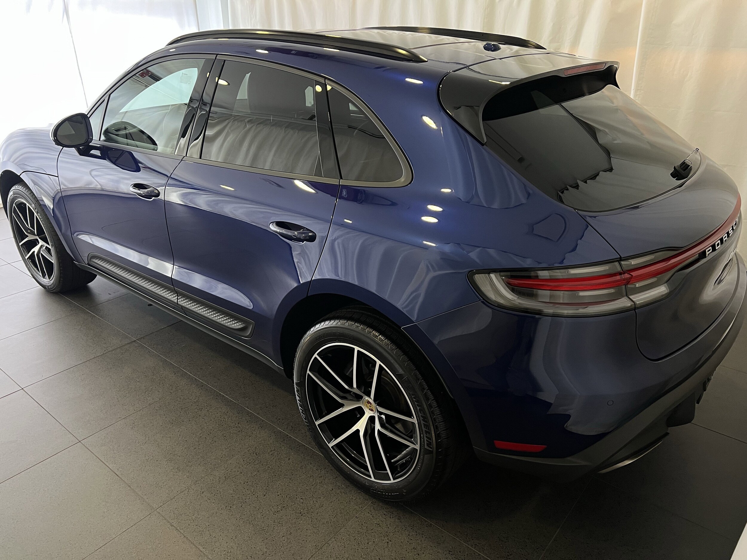 2025 Porsche Macan photo 2