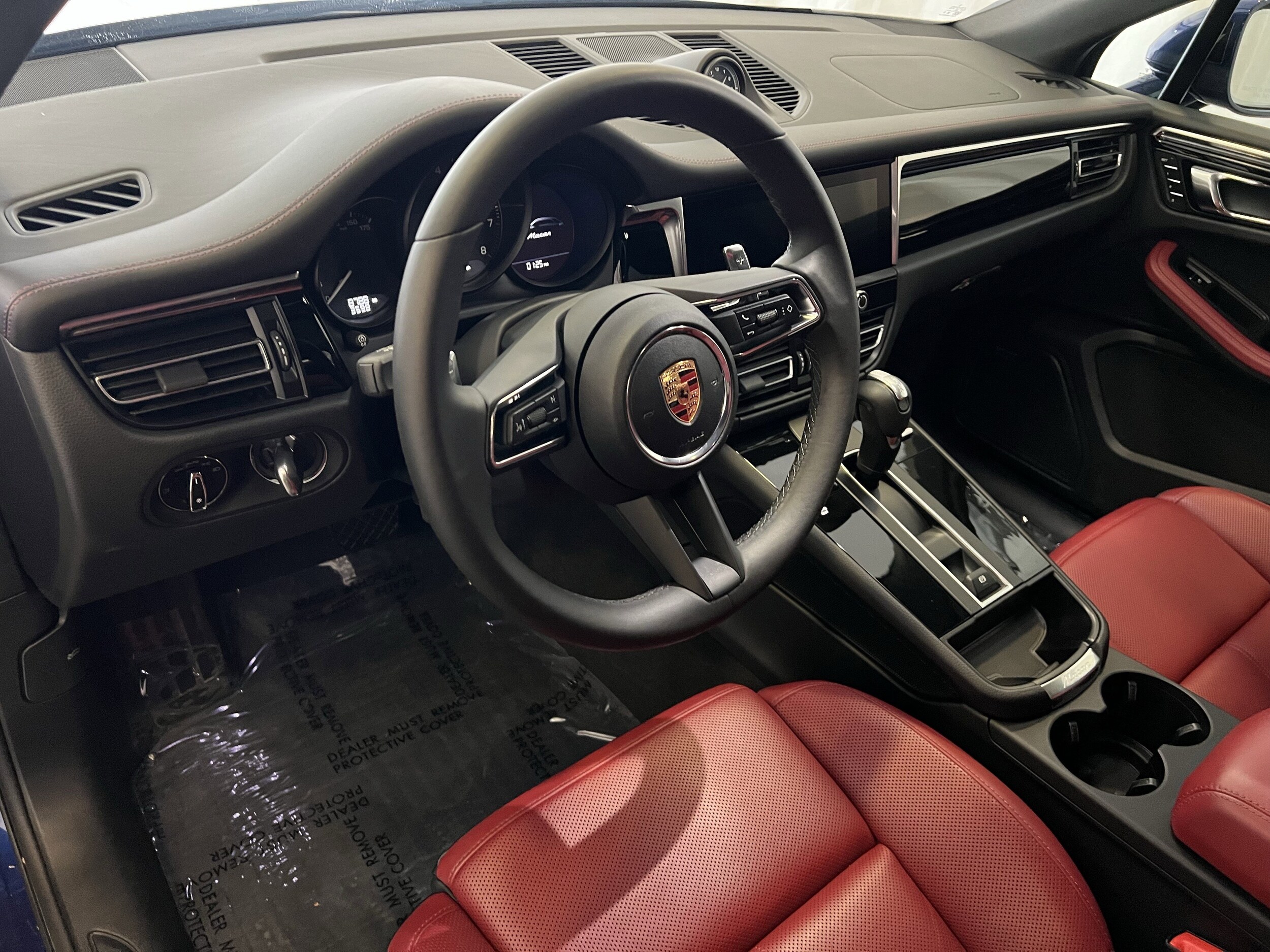 2025 Porsche Macan photo 3