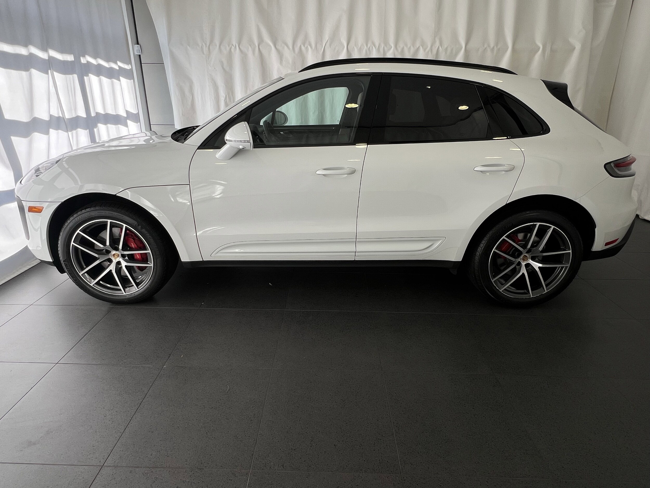 2023 Porsche Macan S photo 2