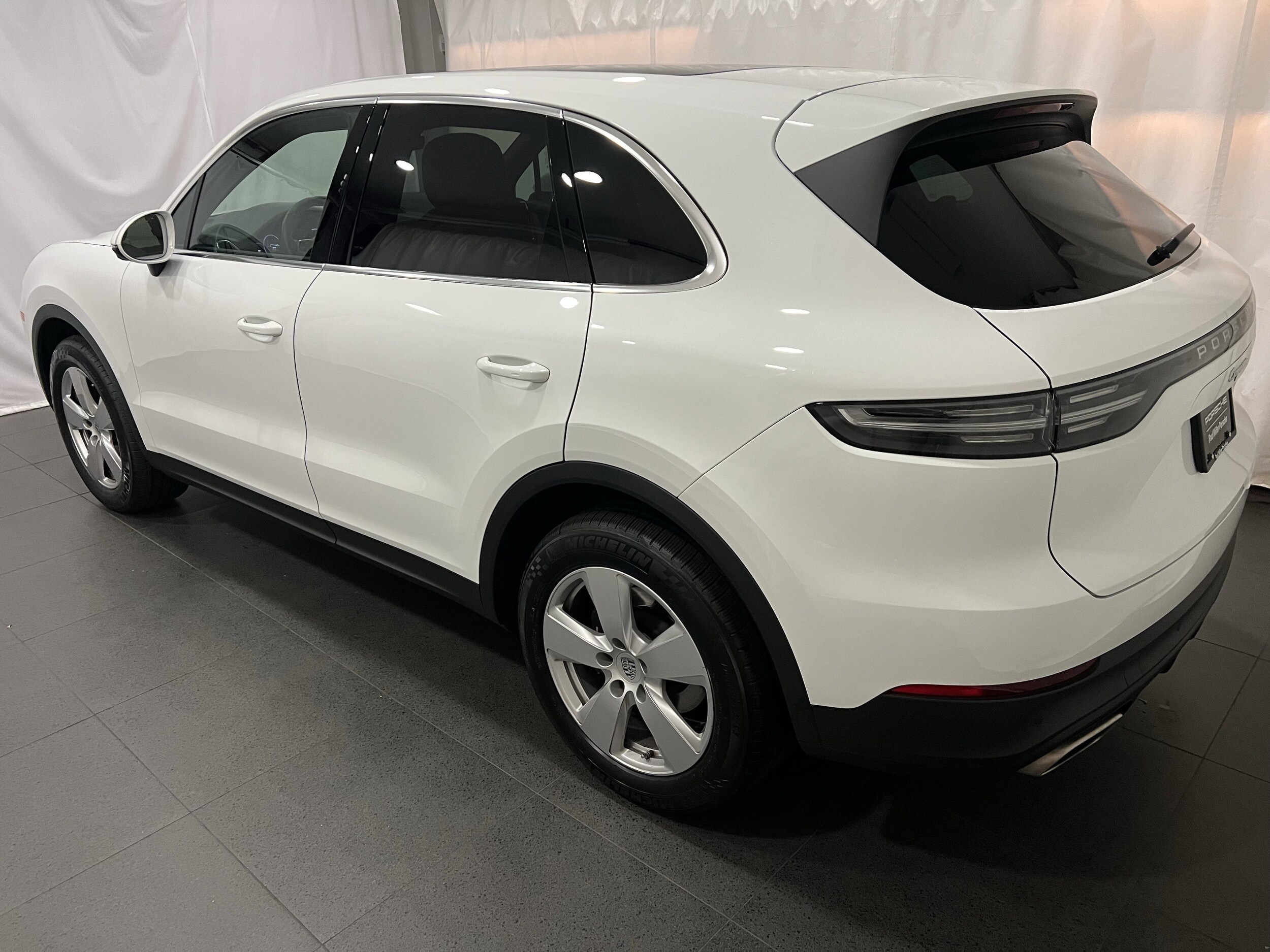 2022 Porsche Cayenne Base photo 3
