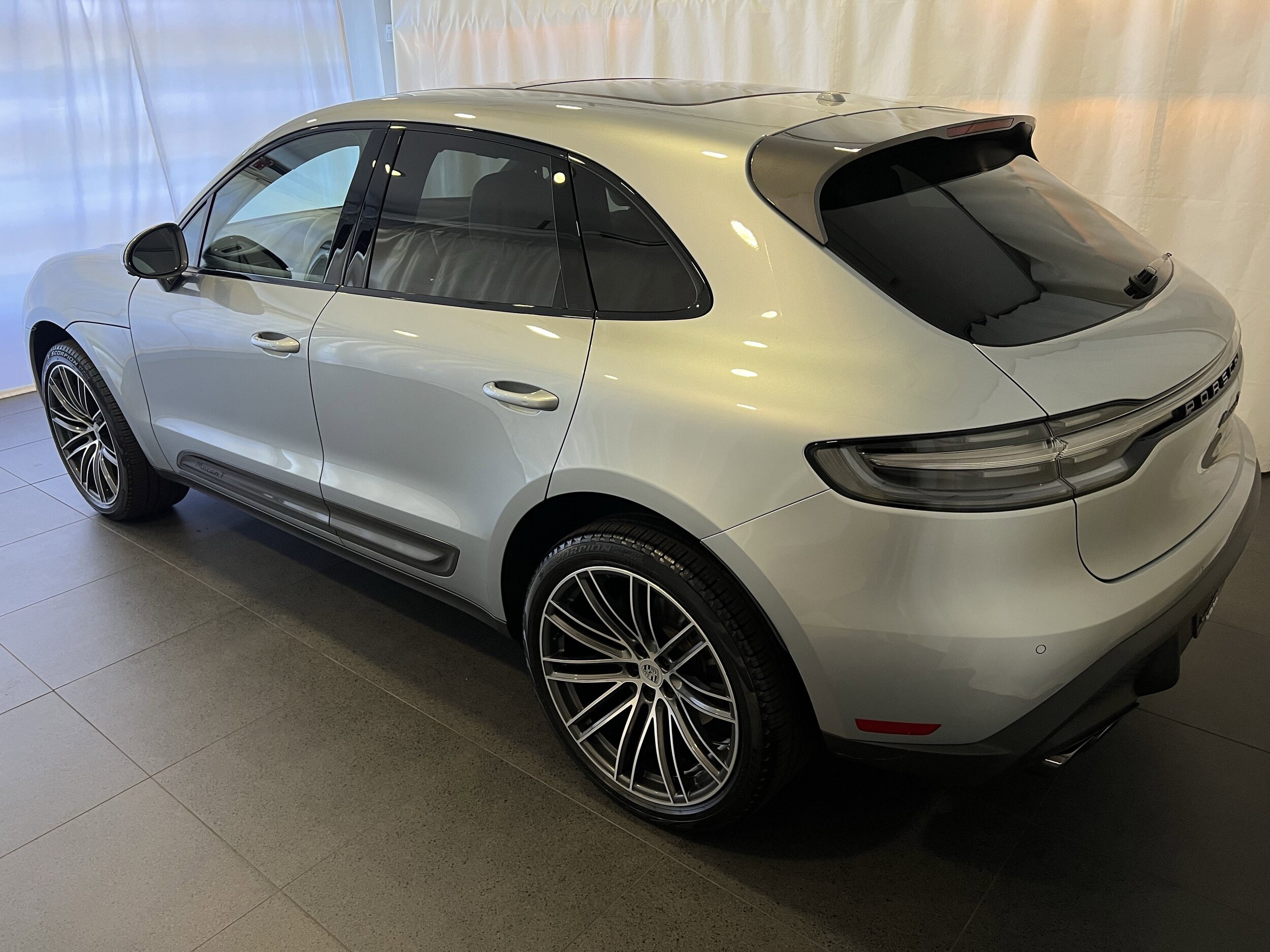 2025 Porsche Macan T photo 3