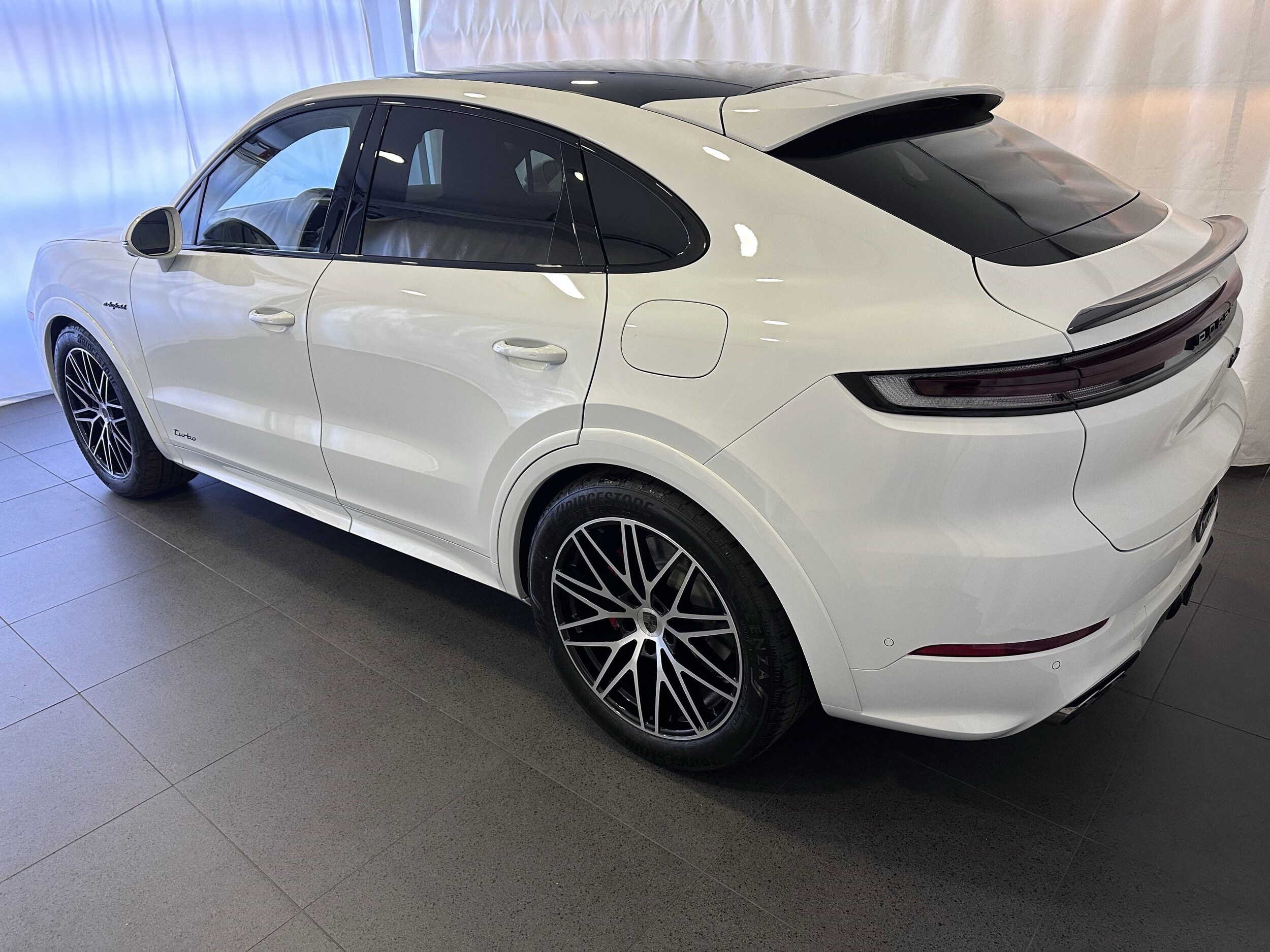 2025 Porsche Cayenne Turbo E-Hybrid photo 3