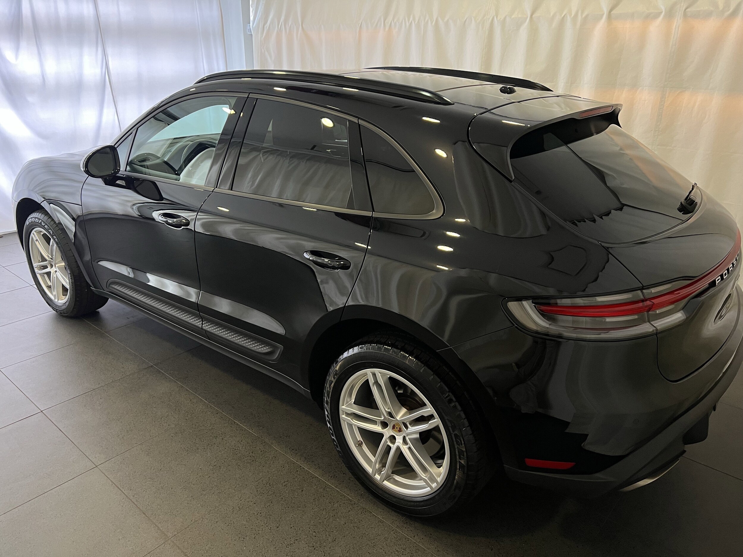2023 Porsche Macan T photo 3