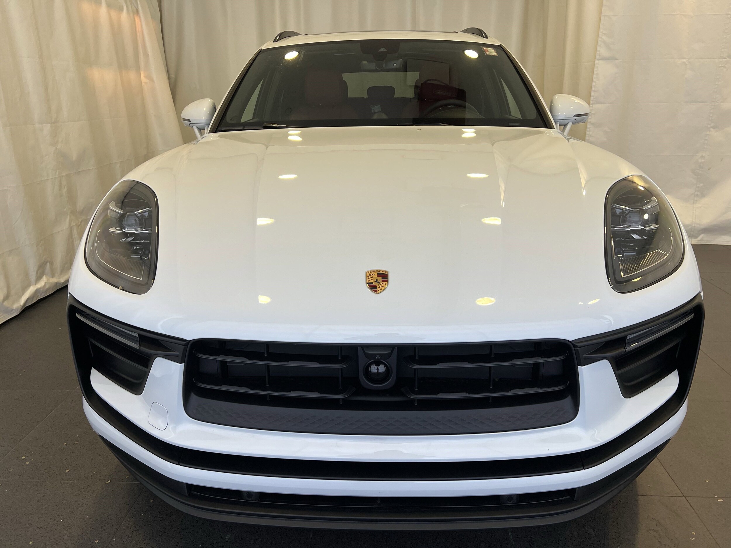 2025 Porsche Macan T photo 4
