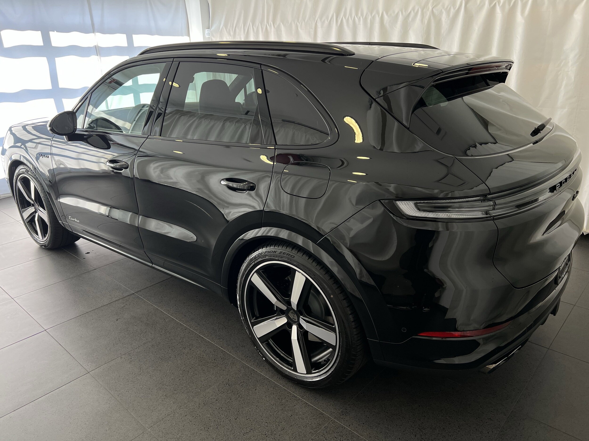 2025 Porsche Cayenne Turbo E-Hybrid photo 3