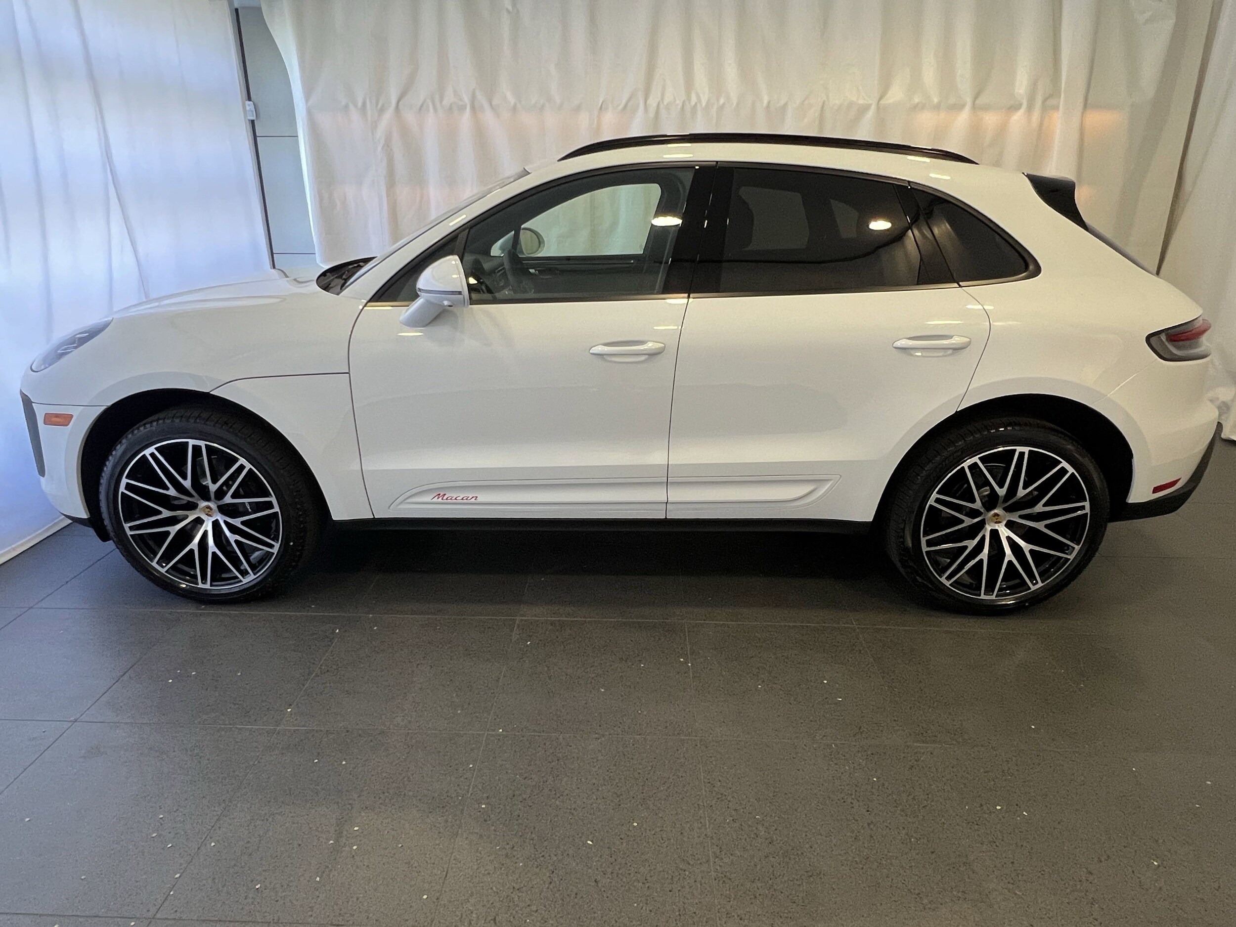 2025 Porsche Macan T photo 2