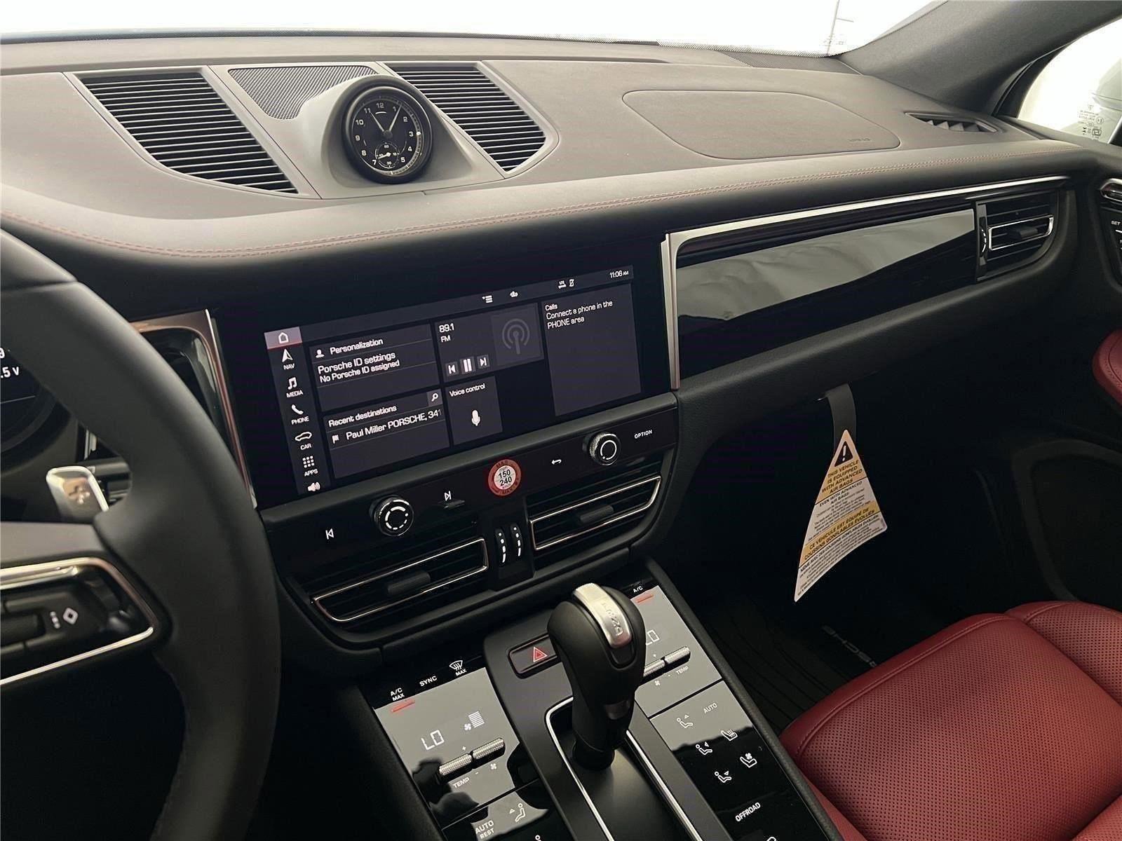 2026 Porsche Macan - Photo 18