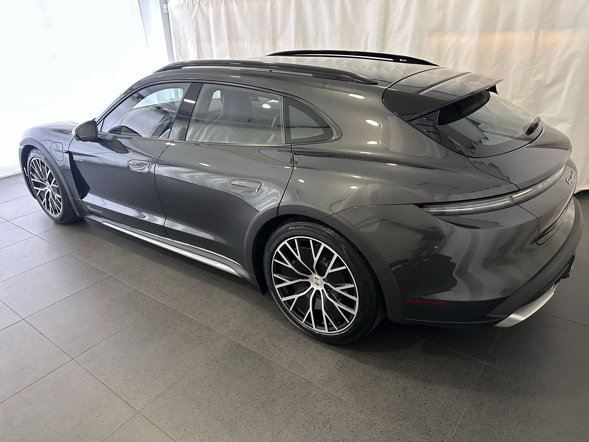 2025 Porsche Taycan 4 Cross Turismo photo 3