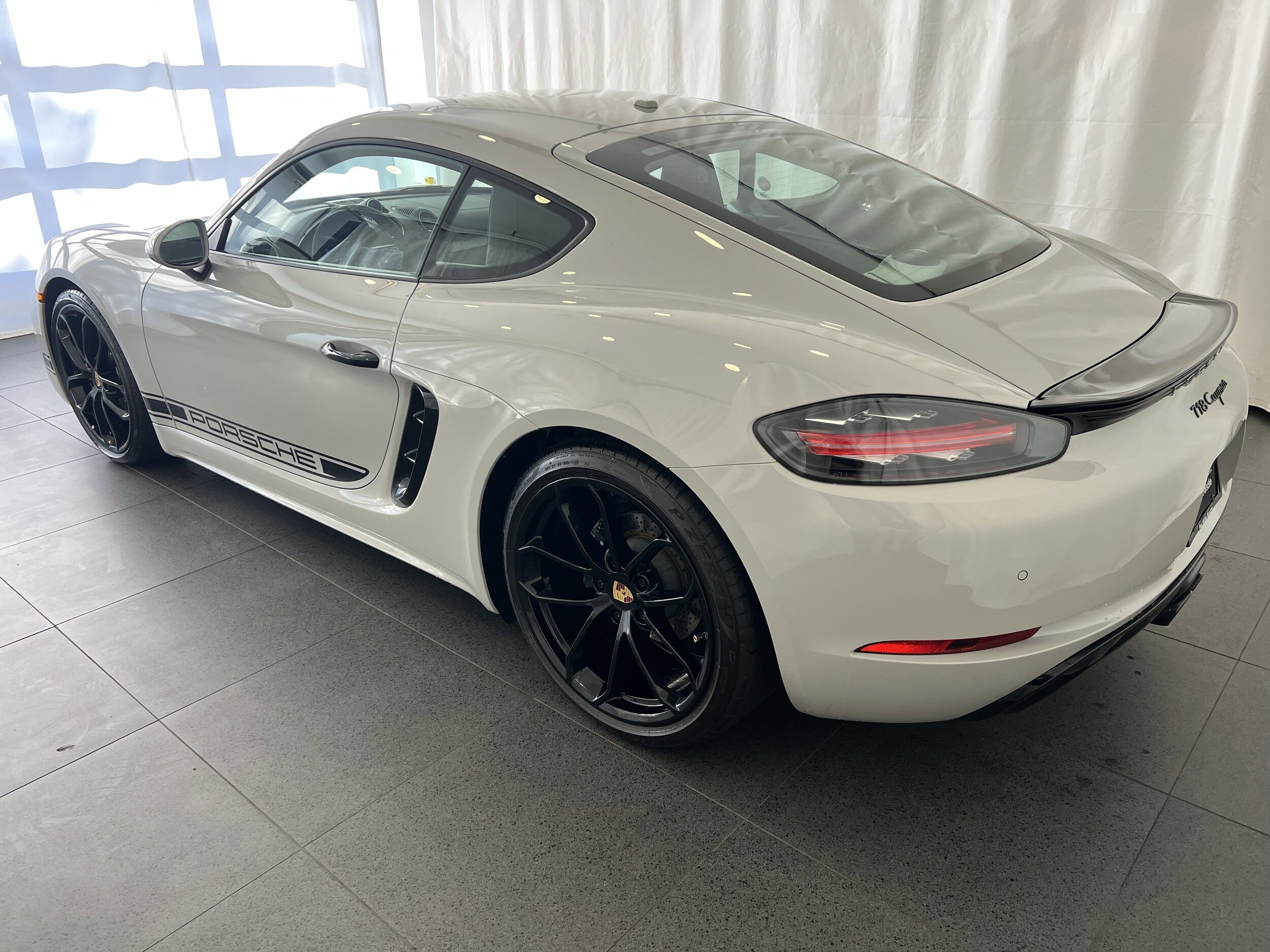 2024 Porsche Cayman photo 3