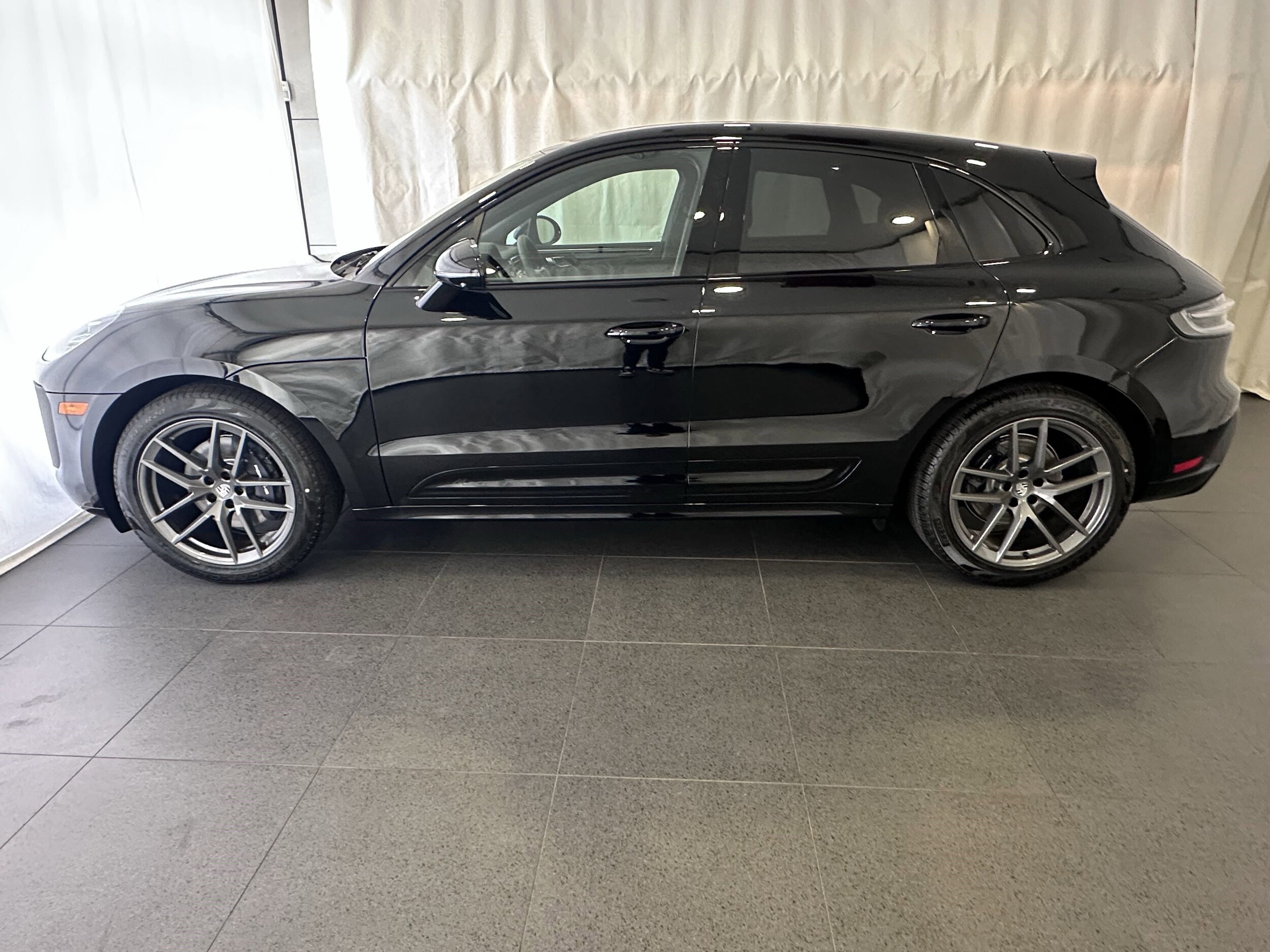 2025 Porsche Macan T photo 2