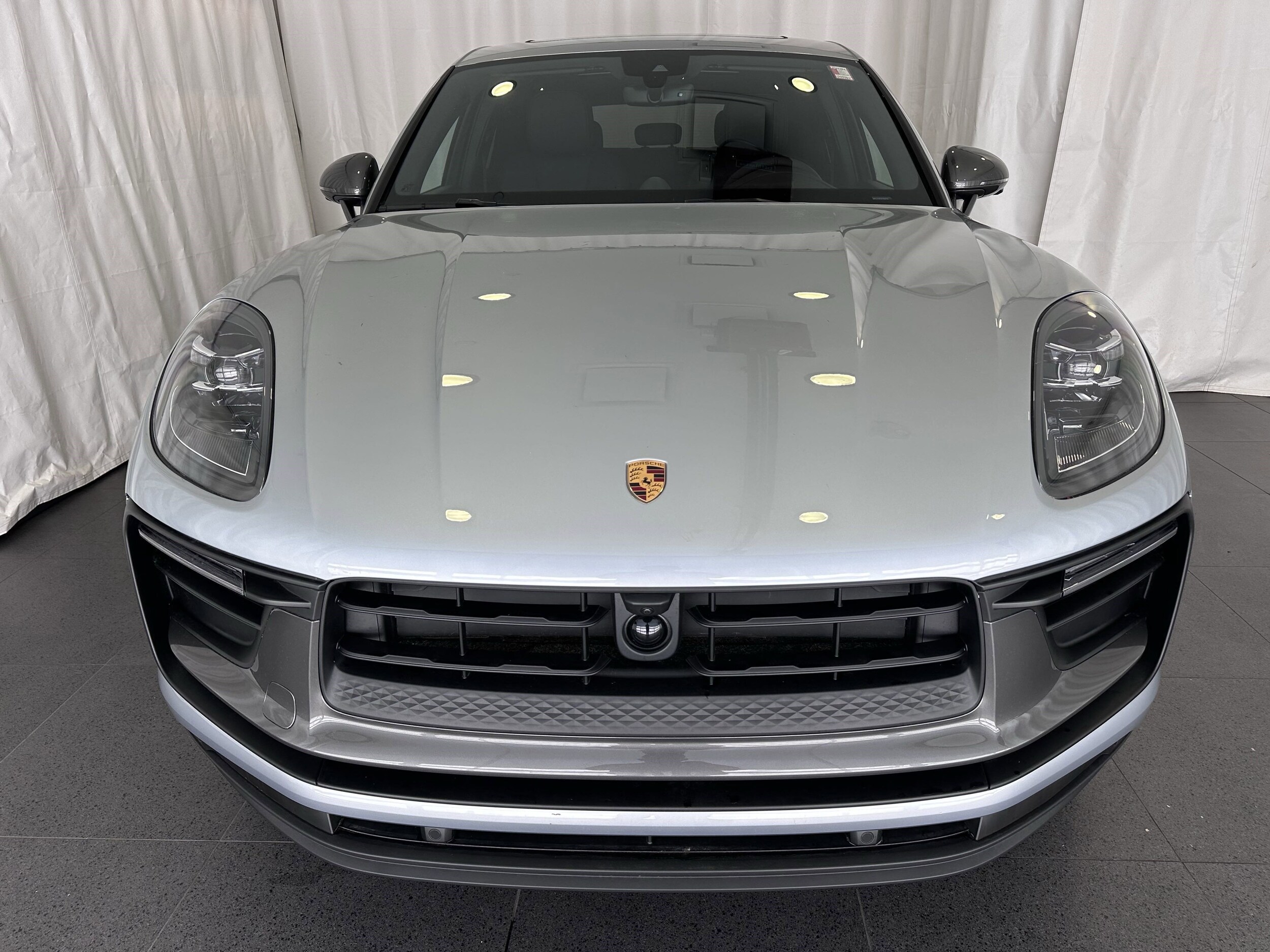 2025 Porsche Macan T photo 4