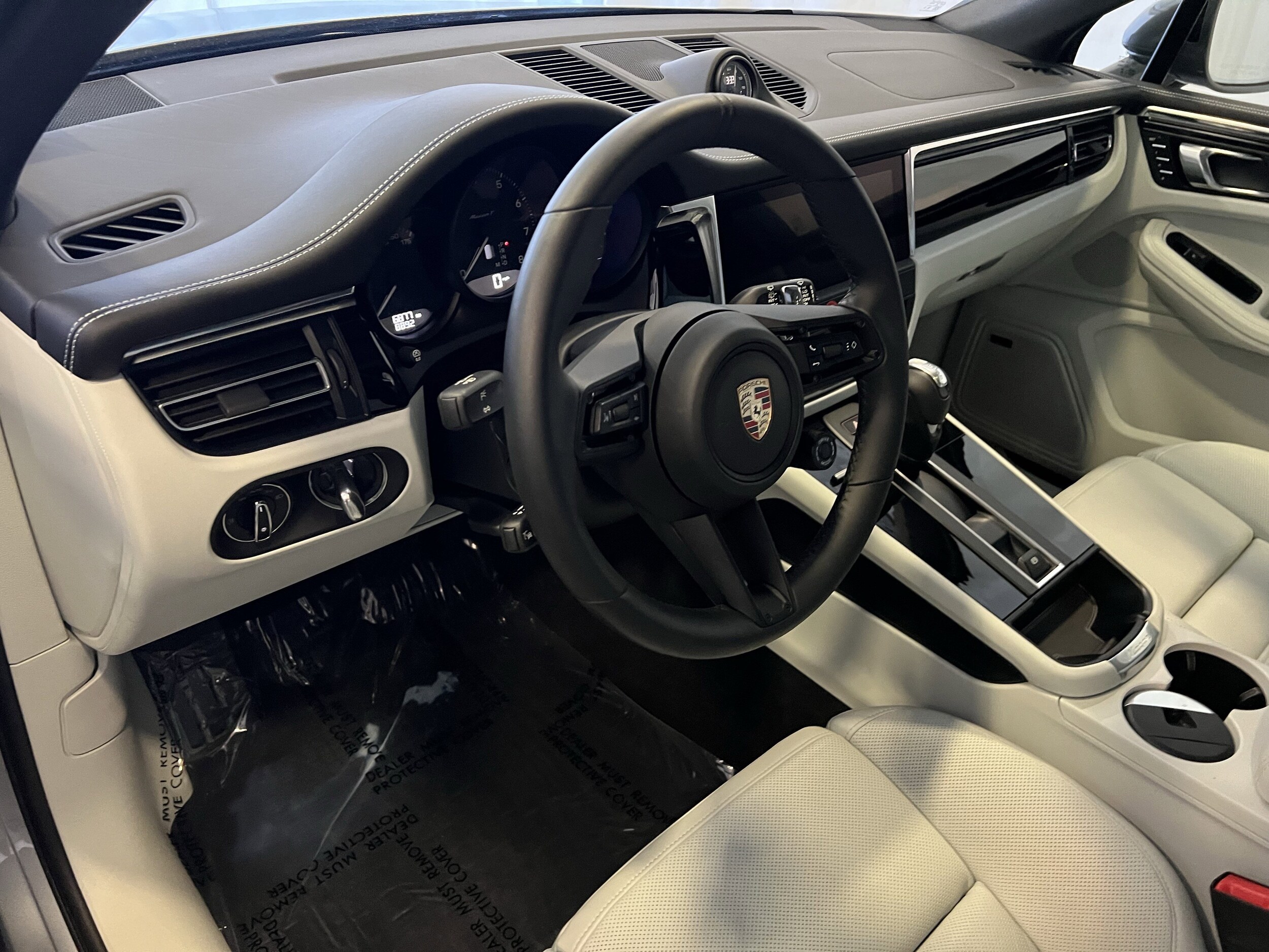 2025 Porsche Macan T photo 4