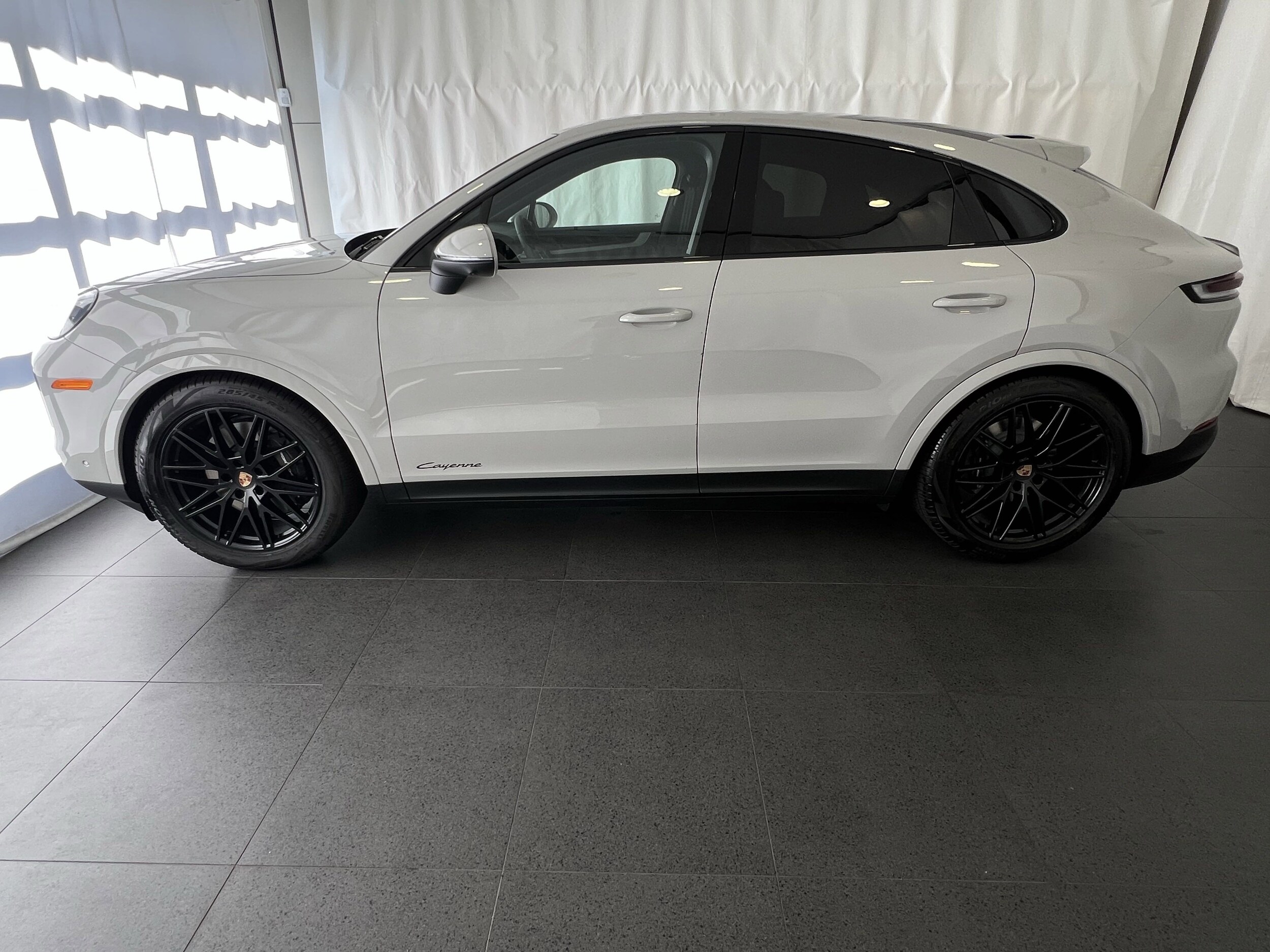 2025 Porsche Cayenne Coupe photo 2