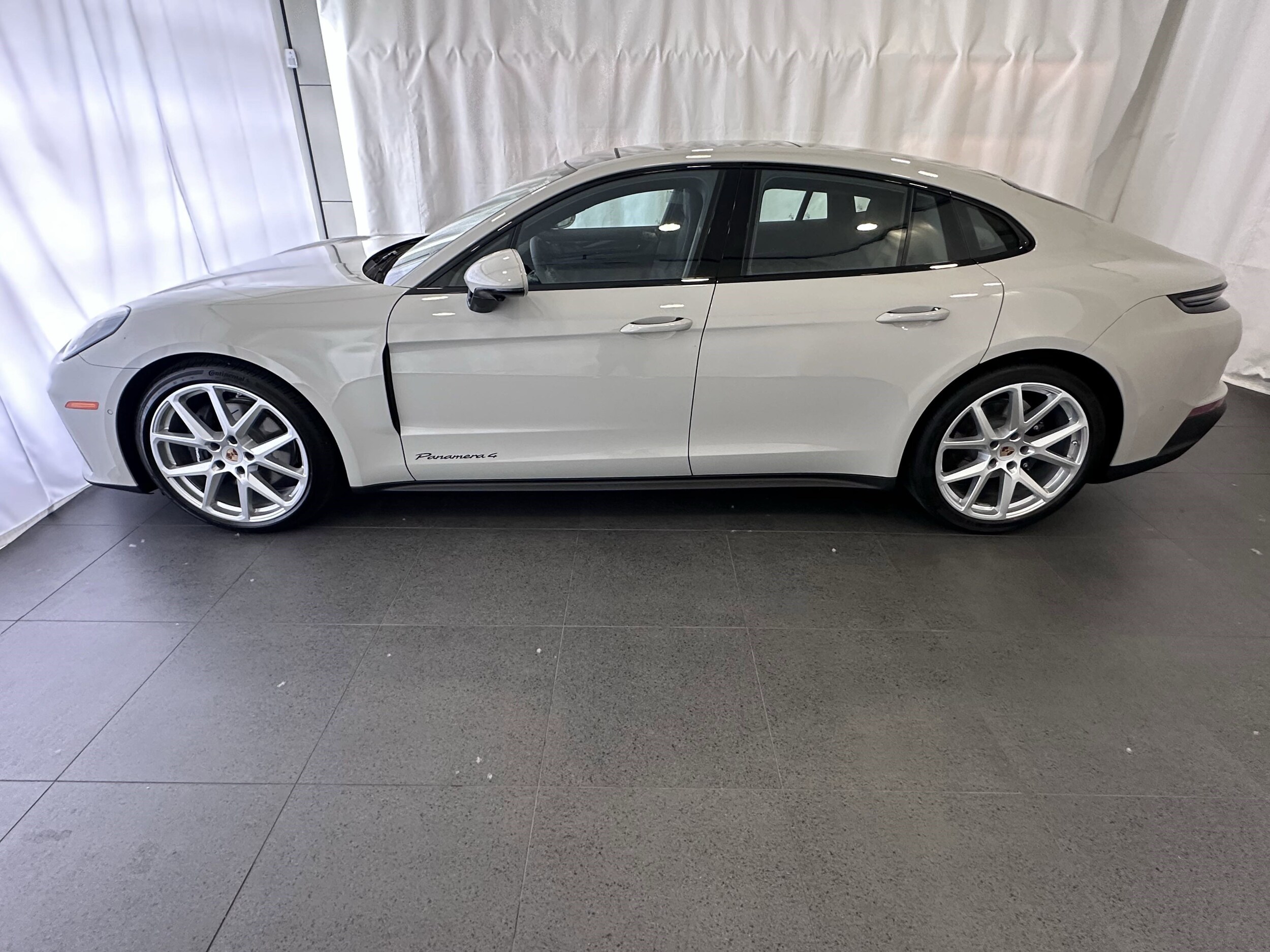 2025 Porsche Panamera 4 photo 2