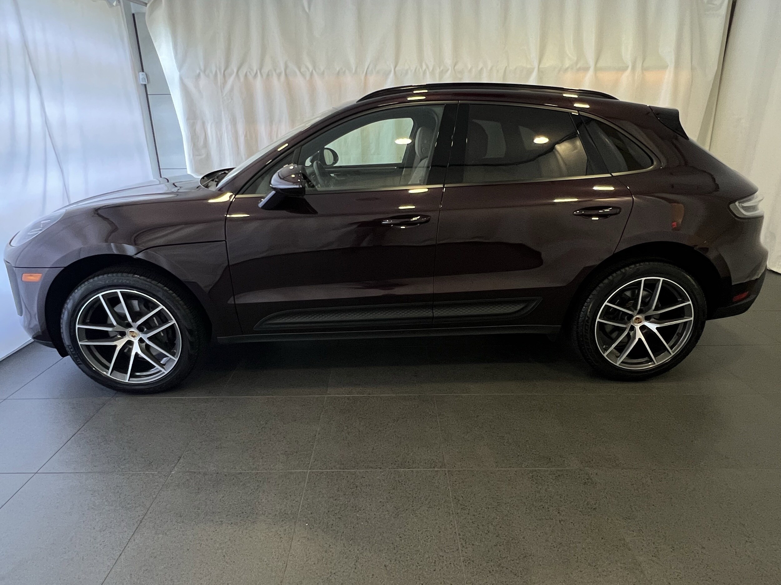 2024 Porsche Macan T photo 2