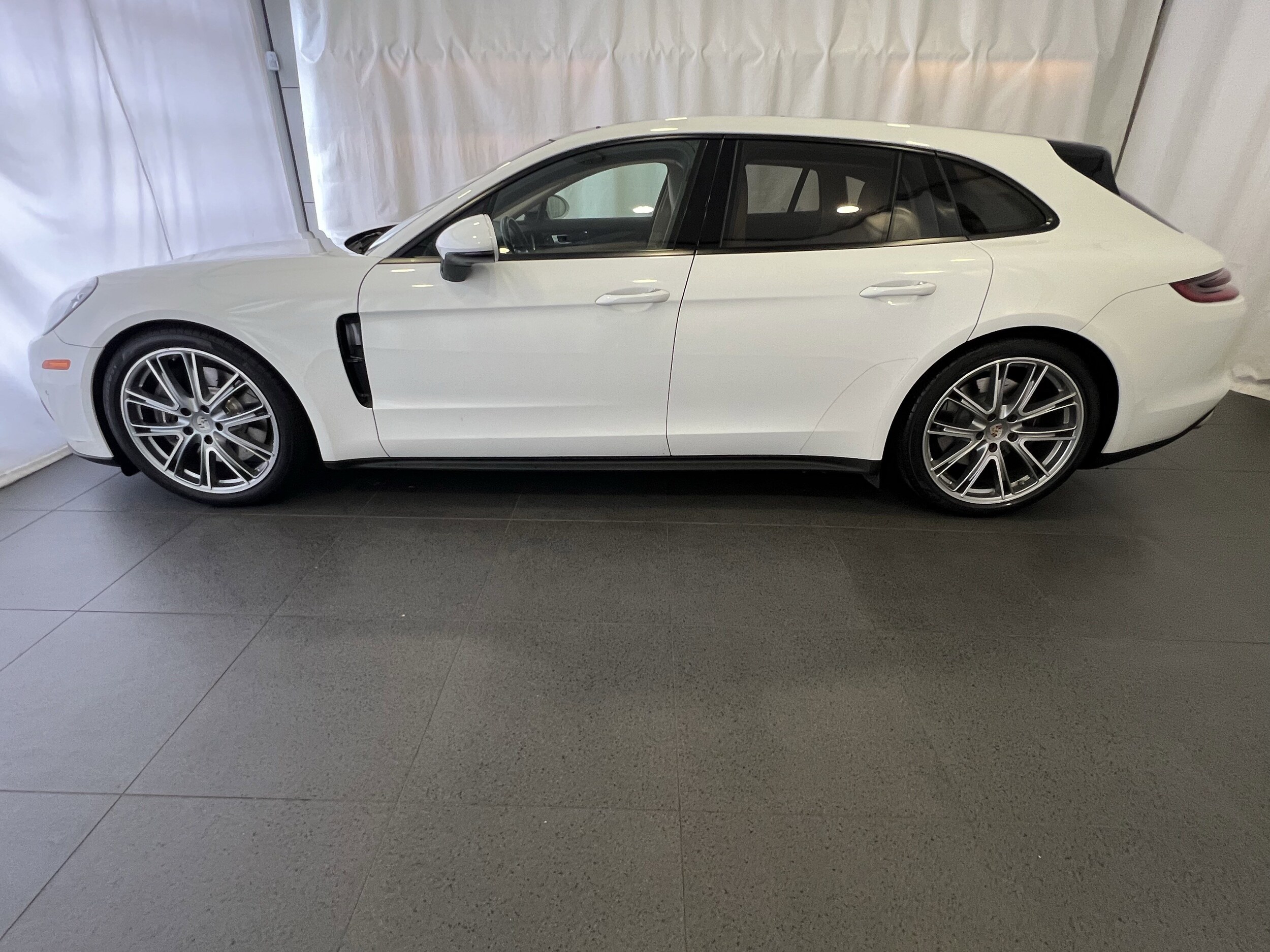 2020 Porsche Panamera Sport Turismo 4 photo 2