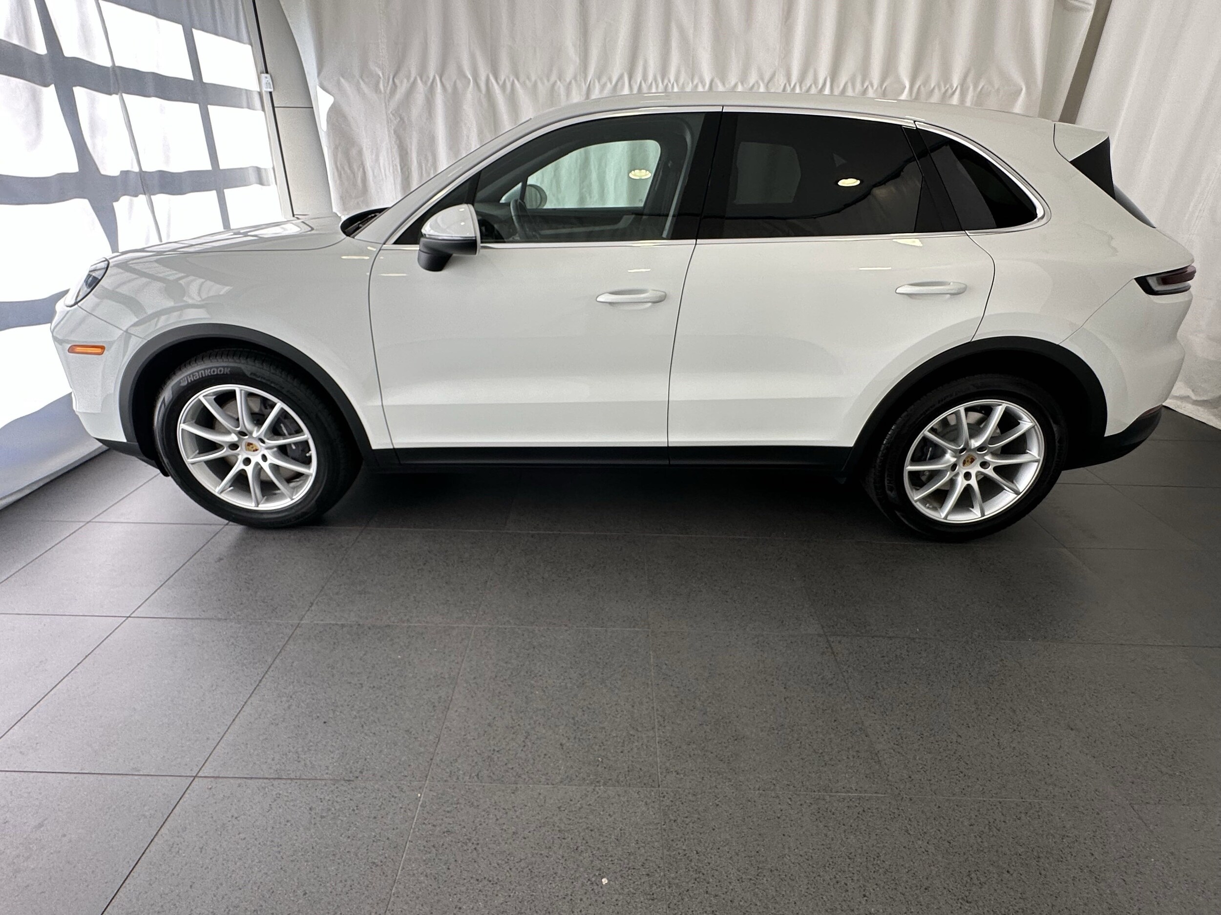 2024 Porsche Cayenne photo 2