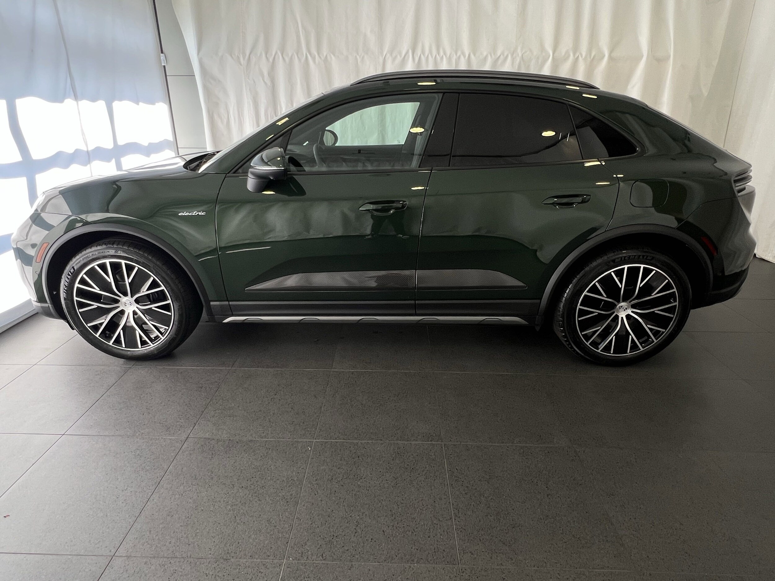 2025 Porsche Macan Electric 4 photo 2
