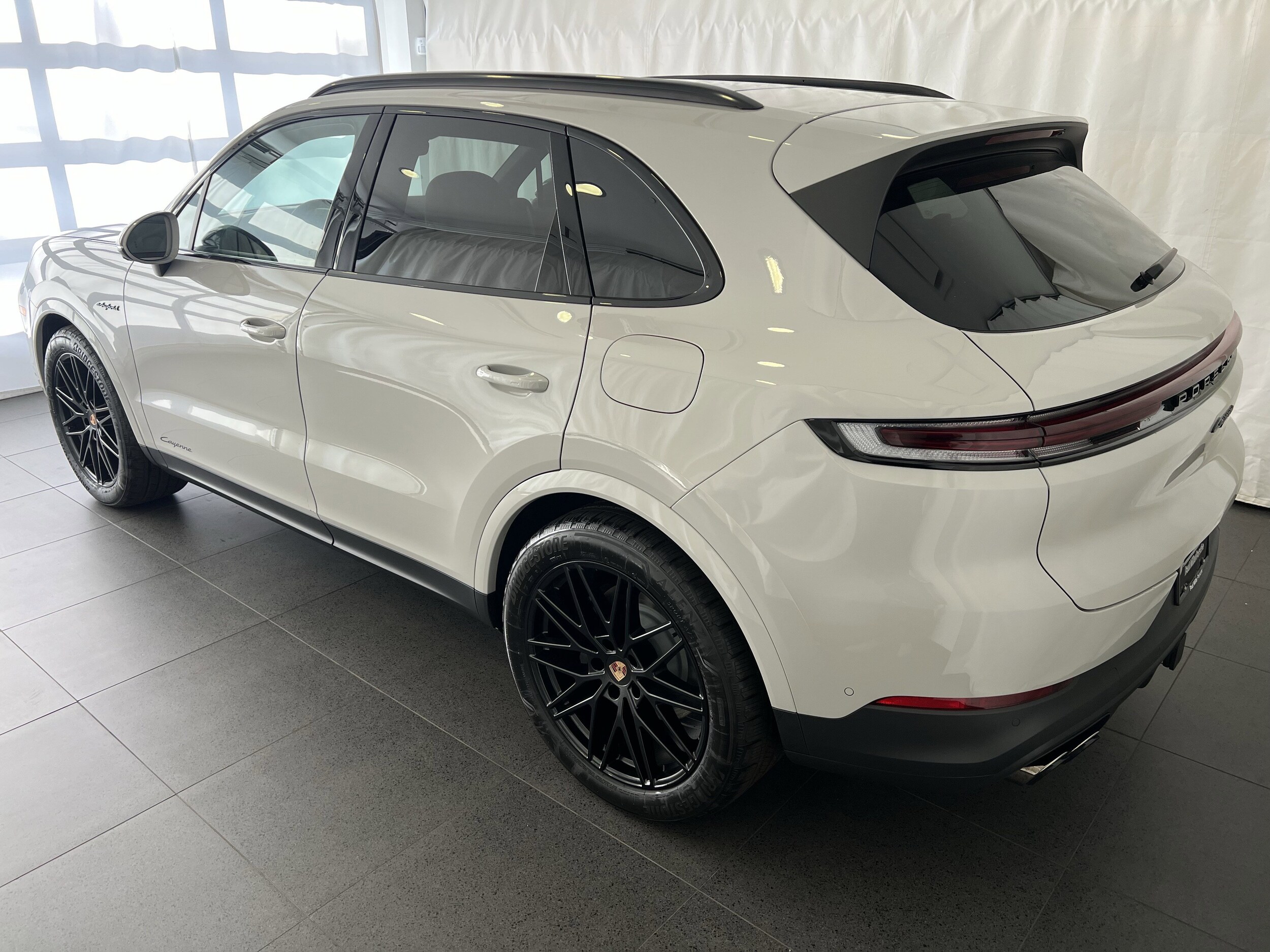 2026 Porsche Cayenne E-Hybrid photo 3