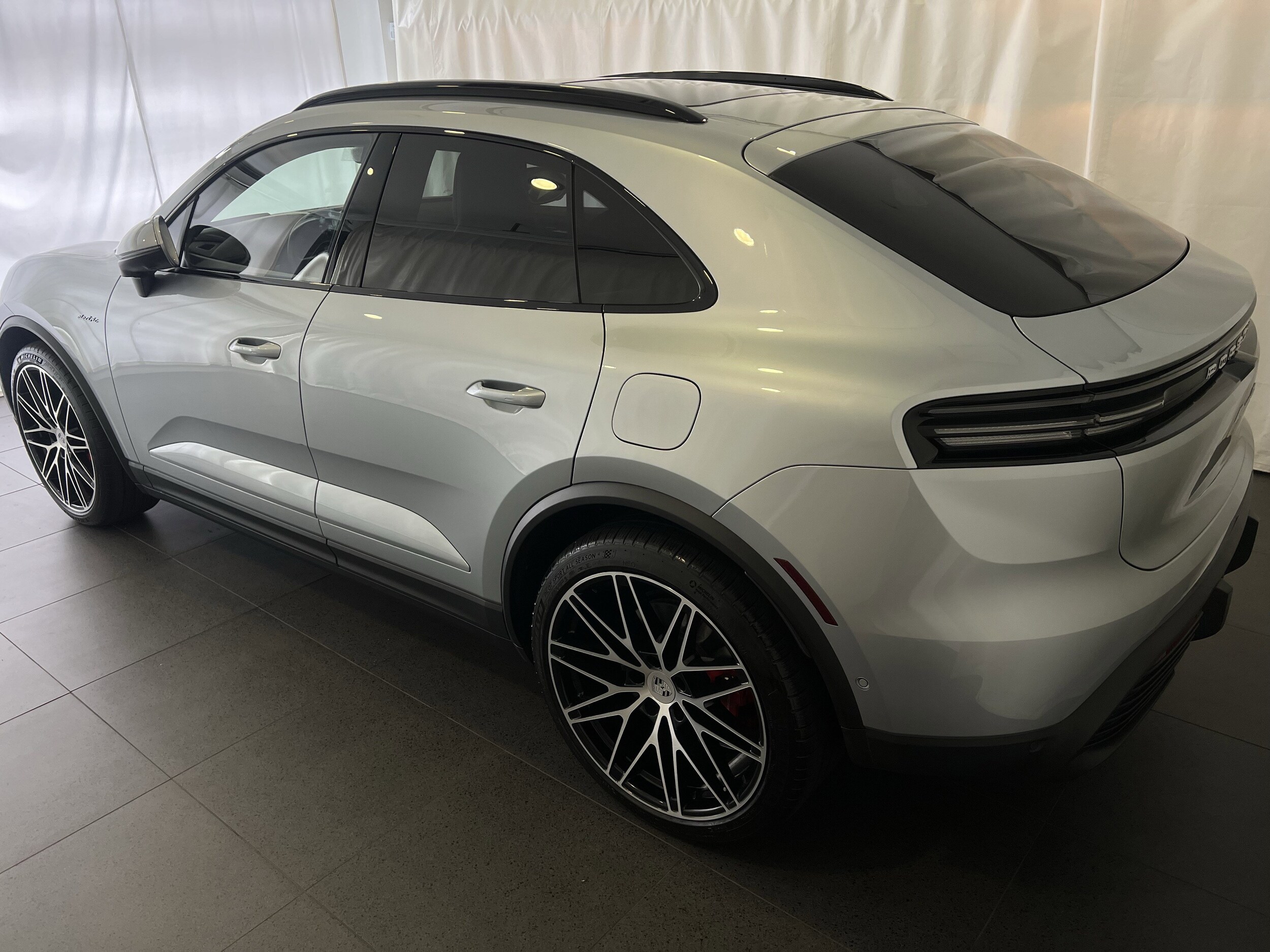 2025 Porsche Macan Electric photo 3