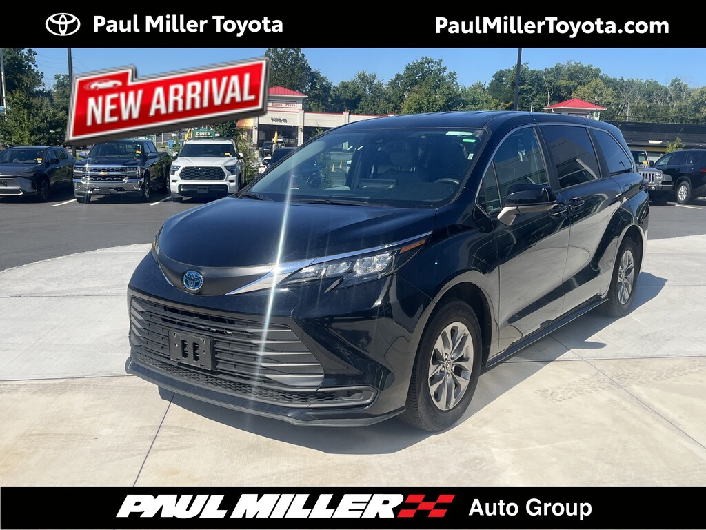 Certified 2025 Toyota Sienna LE LE FWD