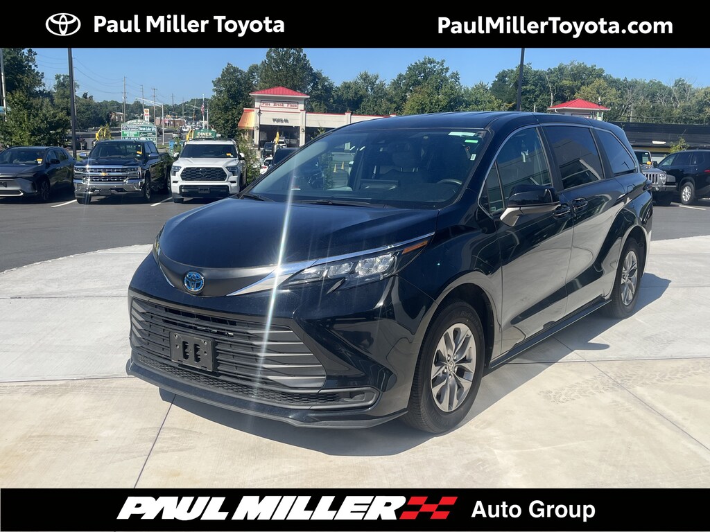 Used 2025 Toyota Sienna LE LE FWD