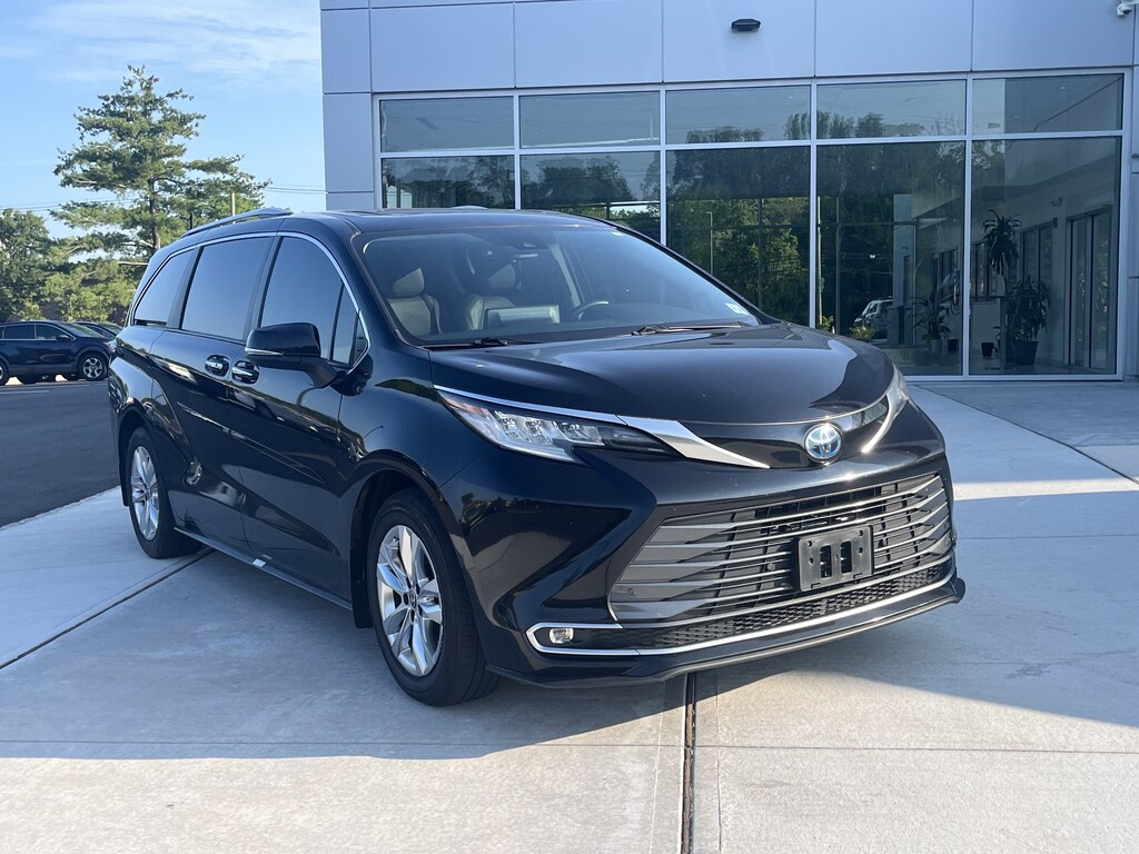 Certified 2023 Toyota Sienna Limited Limited AWD 7-Passenger