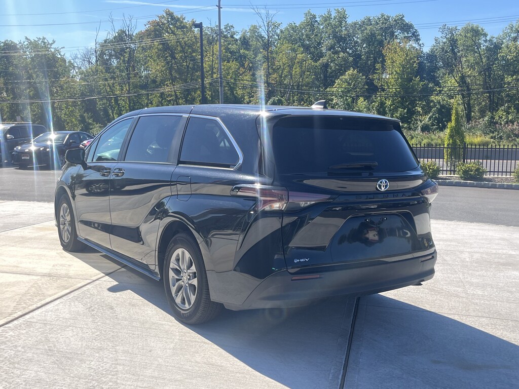 Used 2025 Toyota Sienna LE LE FWD