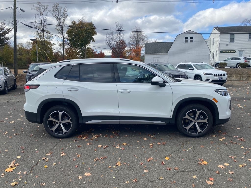 New 2025 Volkswagen Tiguan 2.0T SE SUV