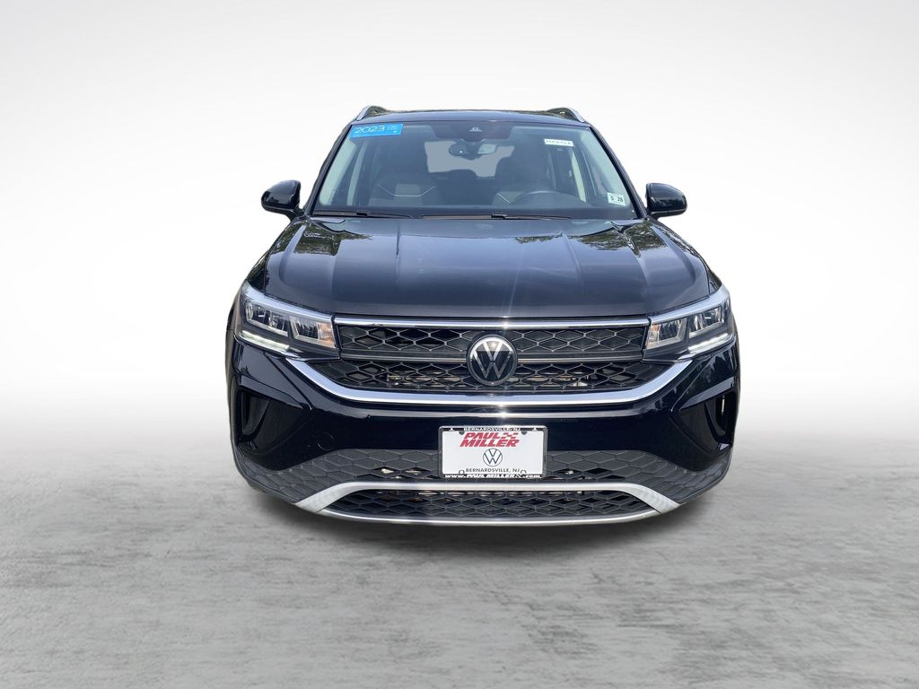 2023 Volkswagen Taos SE photo 2