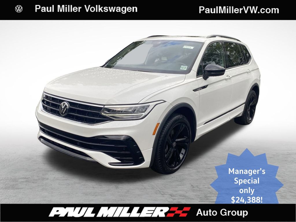 2023 Volkswagen Tiguan SE R-LINE BLACK's photo