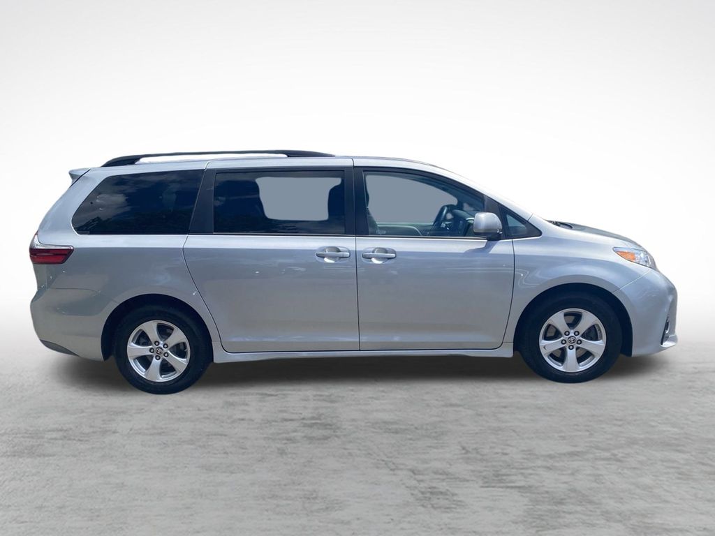 2020 Toyota Sienna LE photo 4