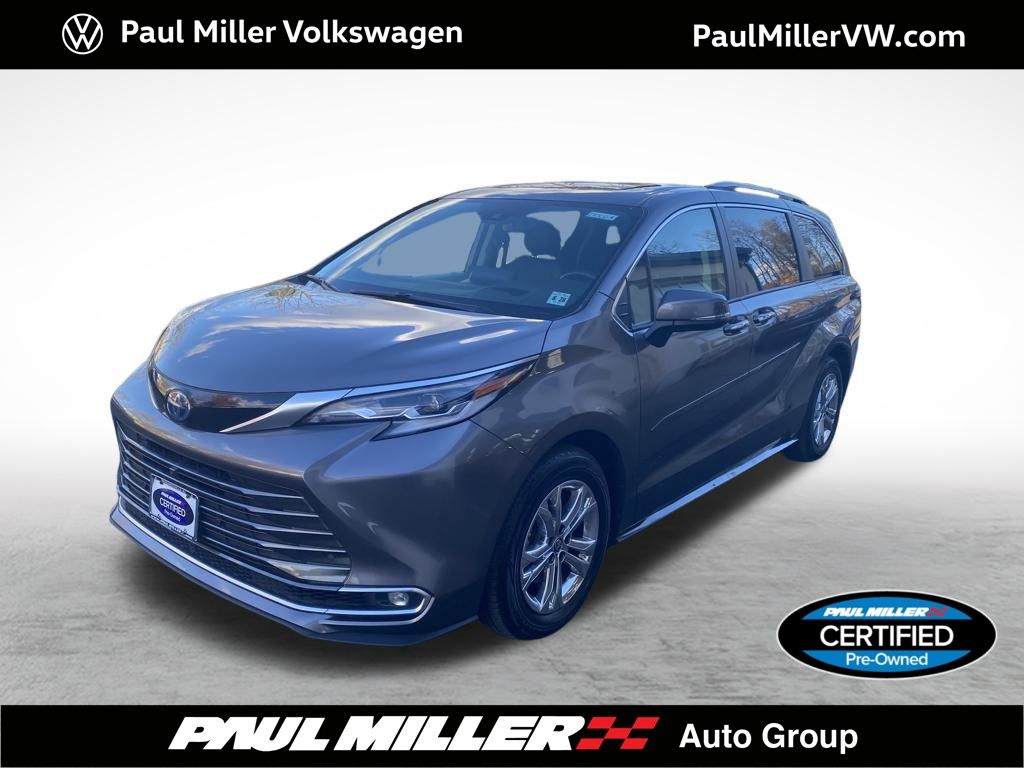 2023 Toyota Sienna Platinum's photo