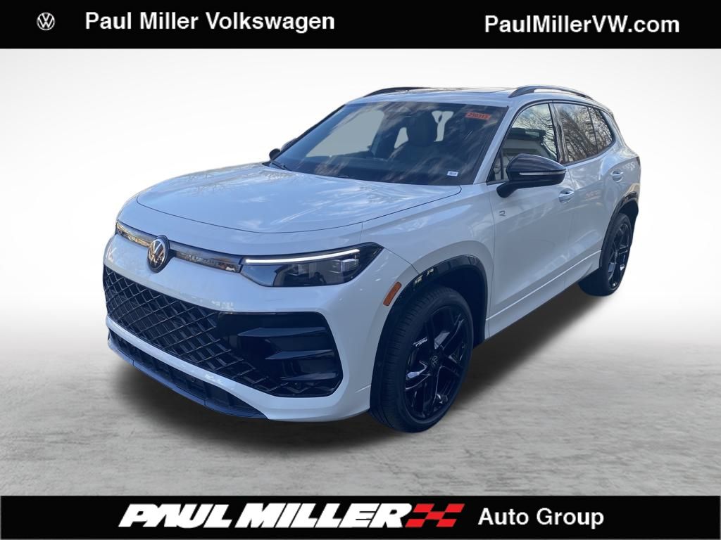 2025 Volkswagen Tiguan SE R-LINE BLACK's photo