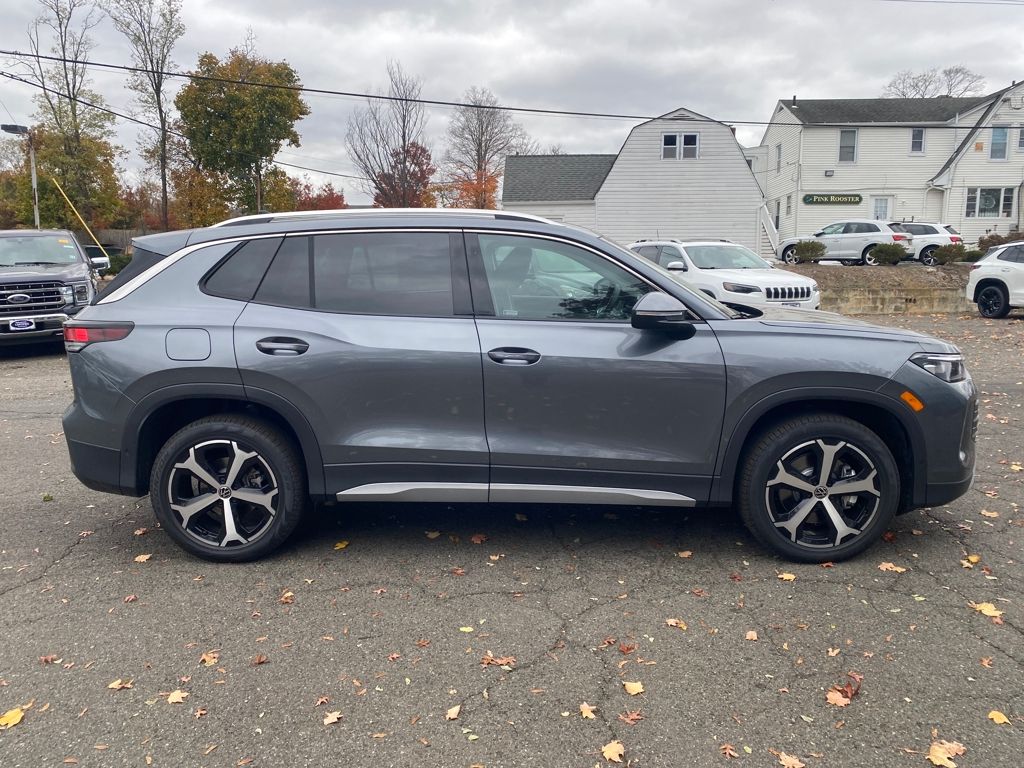 2026 Volkswagen Tiguan SE photo 3