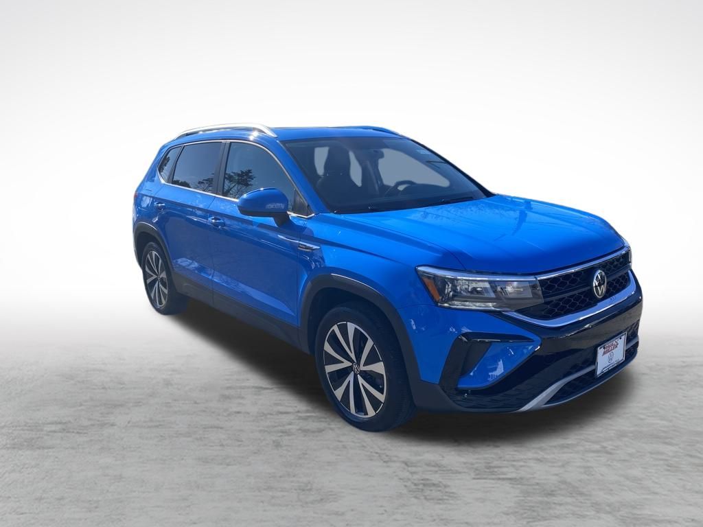 2022 Volkswagen Taos SE photo 2